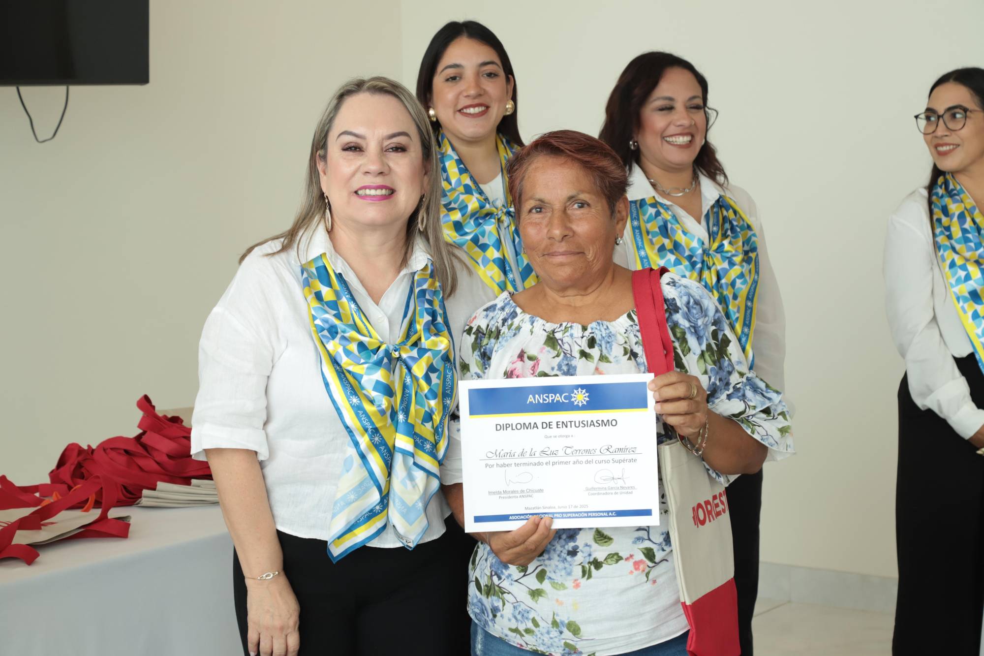 $!Elva Aguirre entregó el reconocimiento a María de la Luz Terrones.