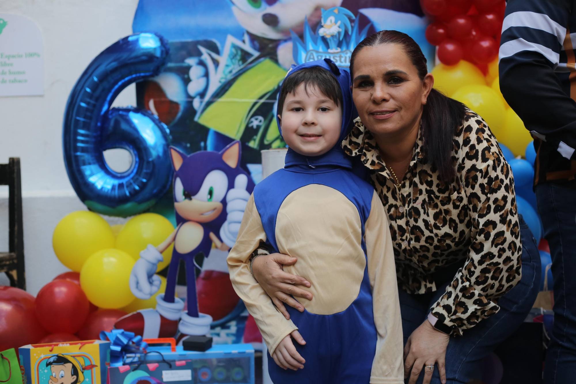 $!Agustín Damián con su abuelita Selene Sánchez.