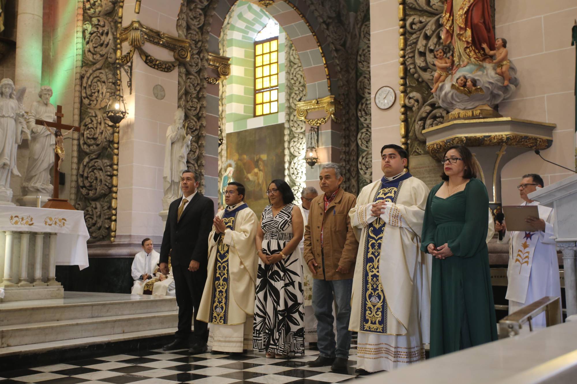$!Miguel Ángel y Juan Pablo entre sus padres, Miguel Ángel Canizales, Guadalupe Silva, Ramón Santos Mendoza y Marlen Berenice Calvario.