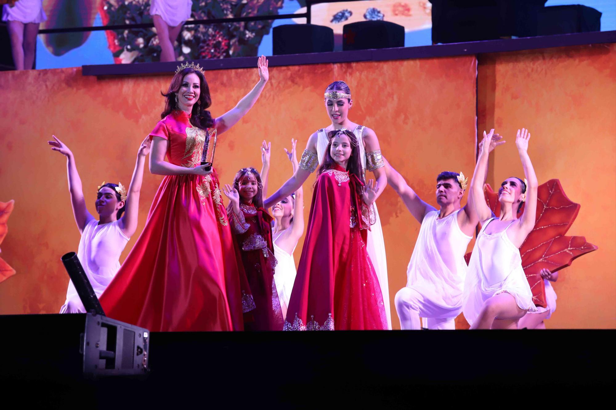 $!Durante el espectáculo de coronación se hizo un homenaje a Lai Hing Agudelo Chío, Reina Carnaval Internacional de Mazatlán de 1999.