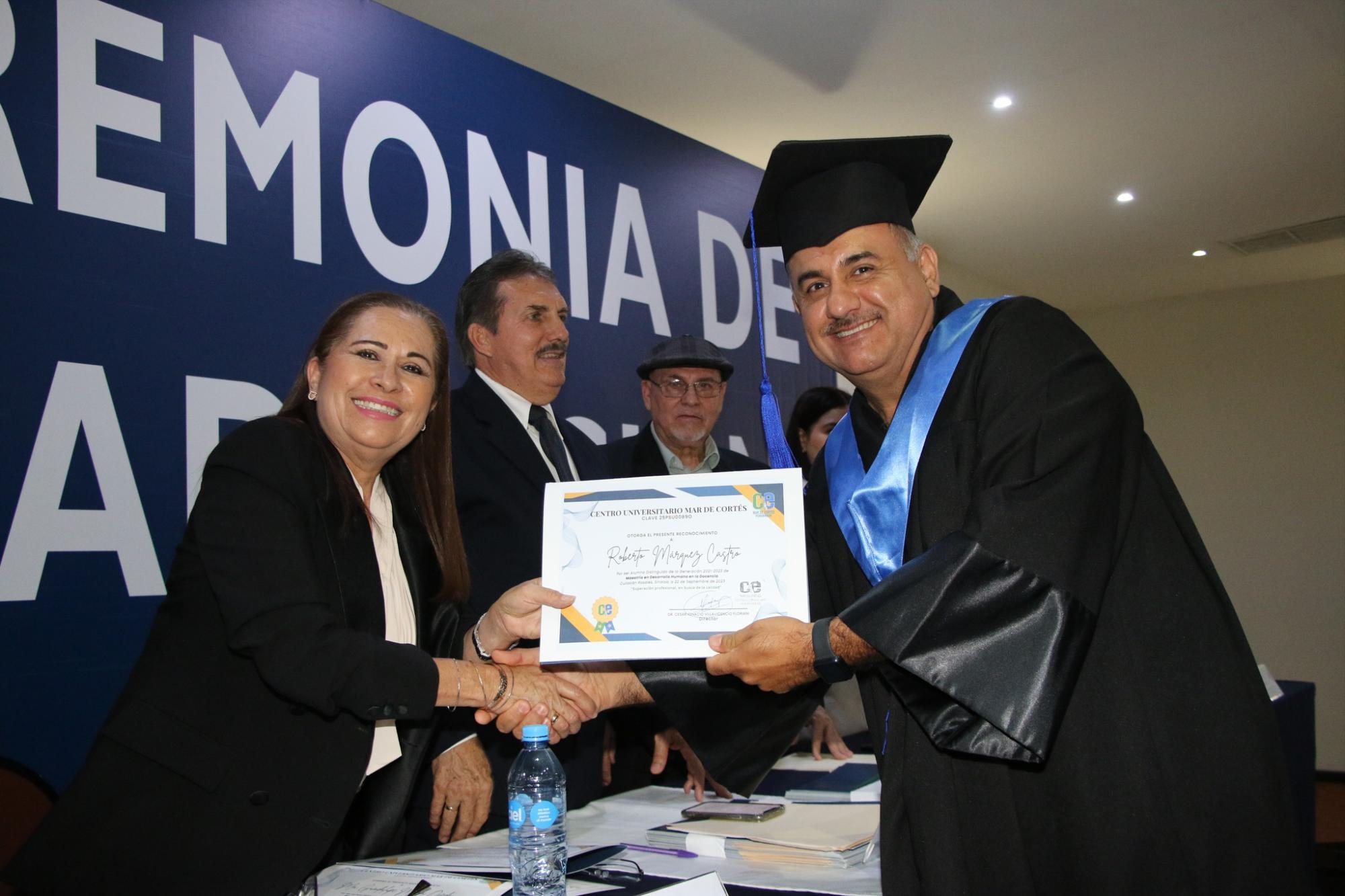 $!Roberto Márquez Castro recibe su diploma de egresado de la maestría en Desarrollo Humano en la Docencia.