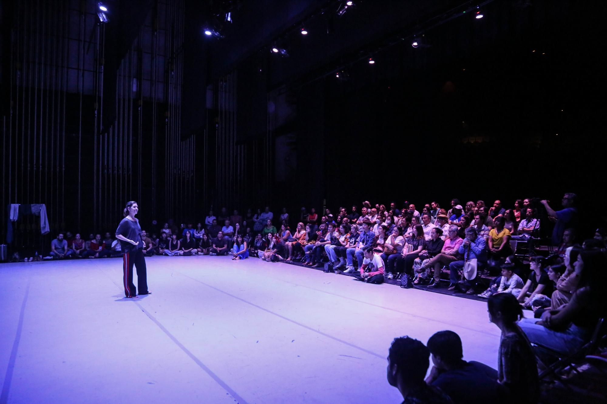 $!Delfos llevó a cabo la función, con el público en el escenario.