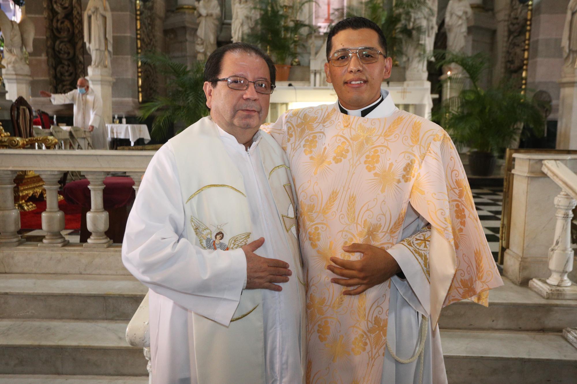 $!El Padre Ezequiel García junto al diácono José Alberto Ortega Navarro.