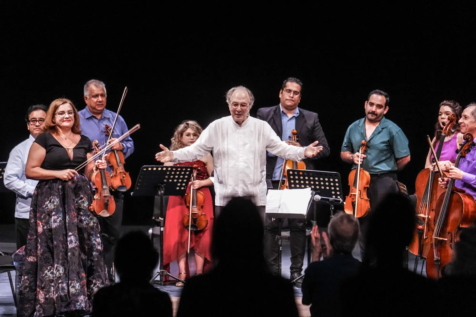 $!El director de orquesta manifestó sentirse satisfecho y confiado de compartir escenario con músicos de tan alto nivel.