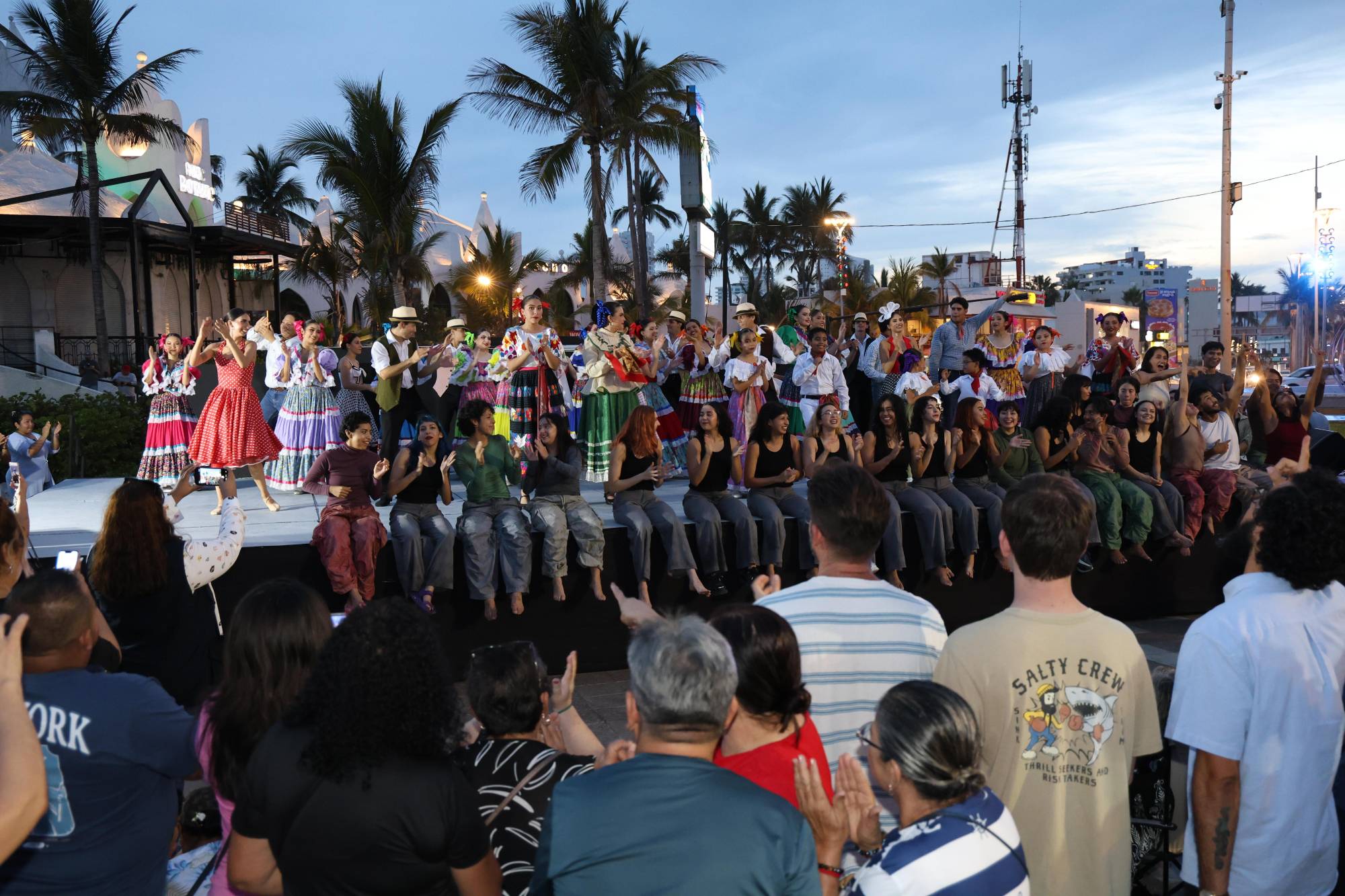 $!La actividad convirtió este punto del Malecón en un espacio de expresión artística y convivencia.