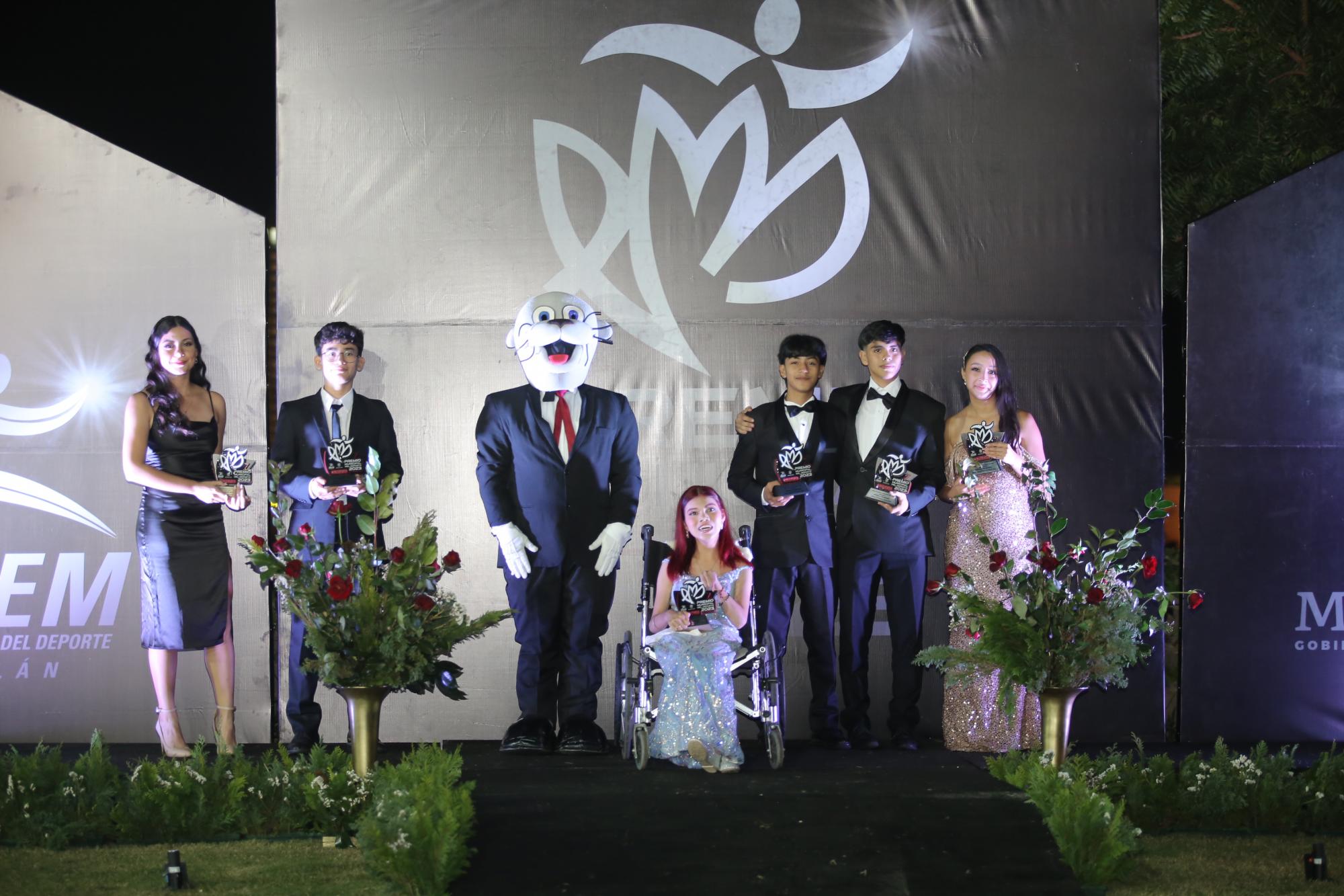 $!La mascota Indemio entre ganadores de medallas en los Juegos Nacionales y Paranacionales Conade 2023, con sus reconocimientos.