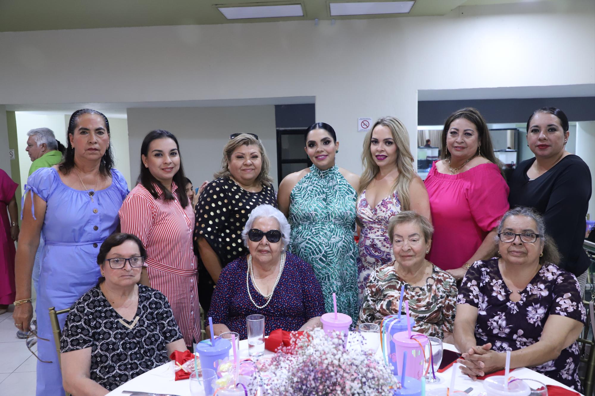 $!La futura mamá entre sus familiares.