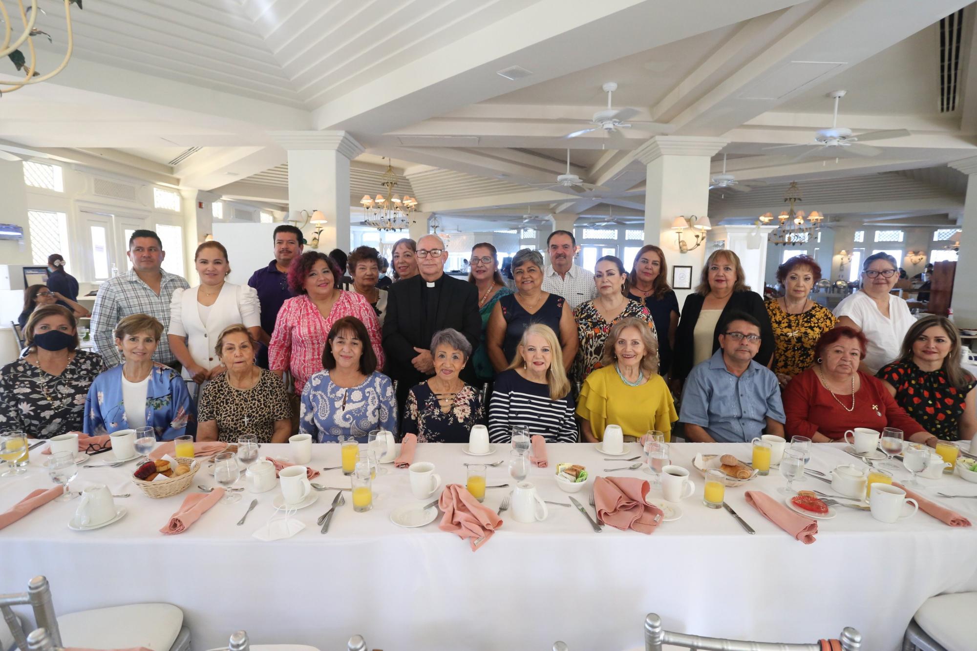 $!Feligreses y amigos acompañaron al Padre Horacio Hernández de la Torre ese día tan especial.
