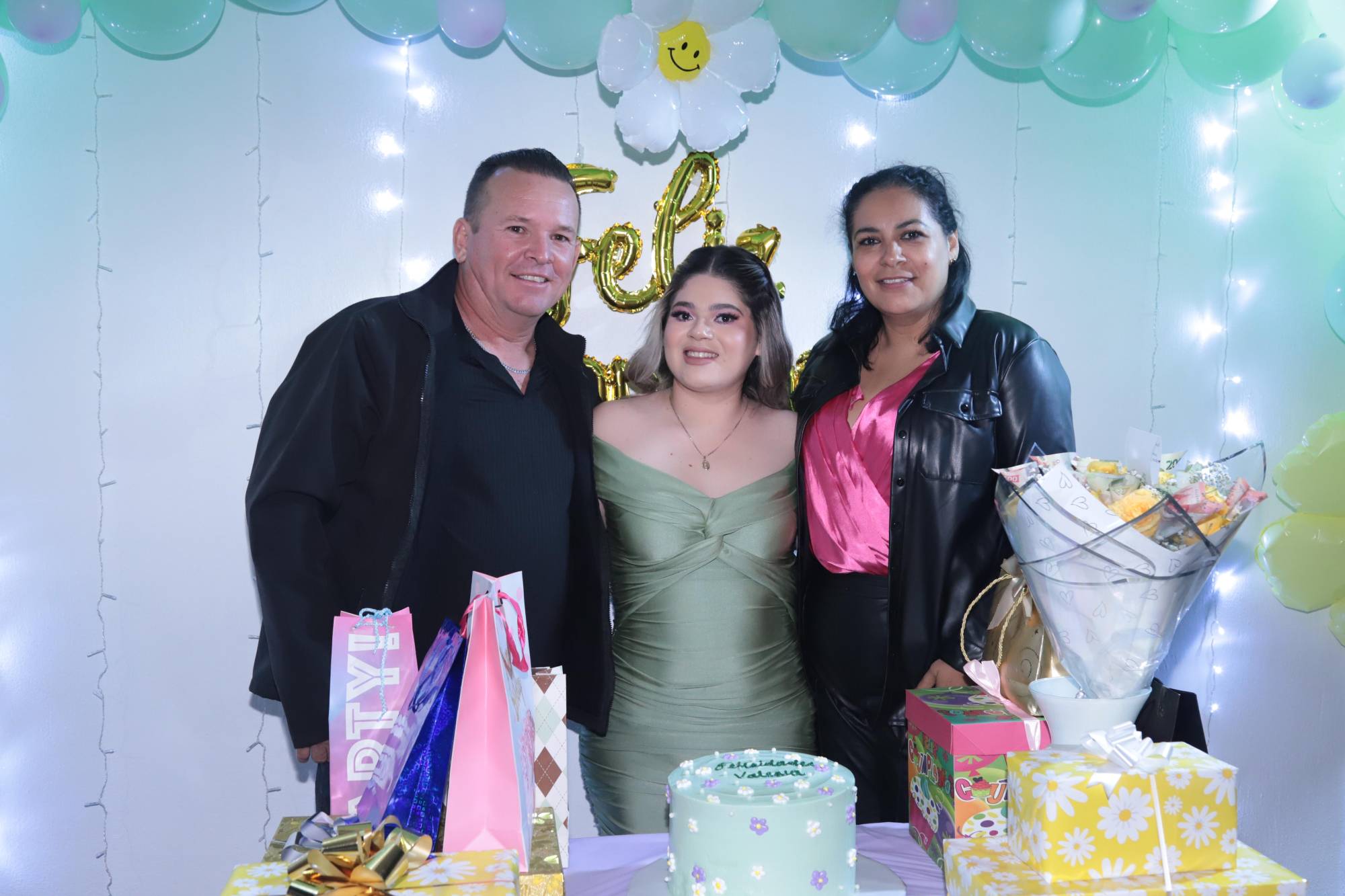 $!Óscar Ornelas y Yolanda Portillo junto a la cumpleañera.