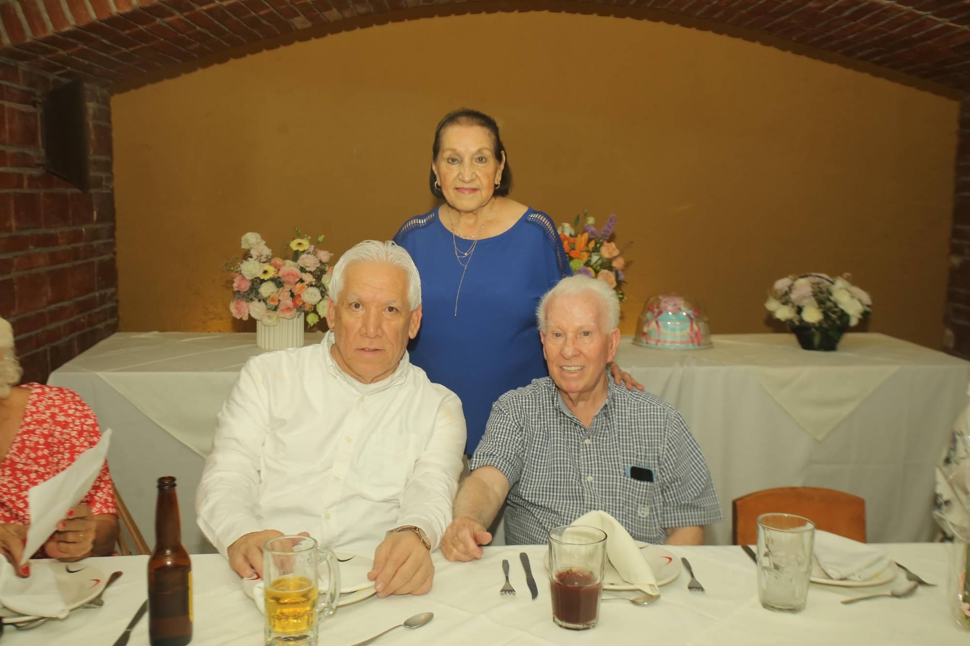 $!Graciela entre su hijo Sergio Pérez Toledo y Julián Portugal.