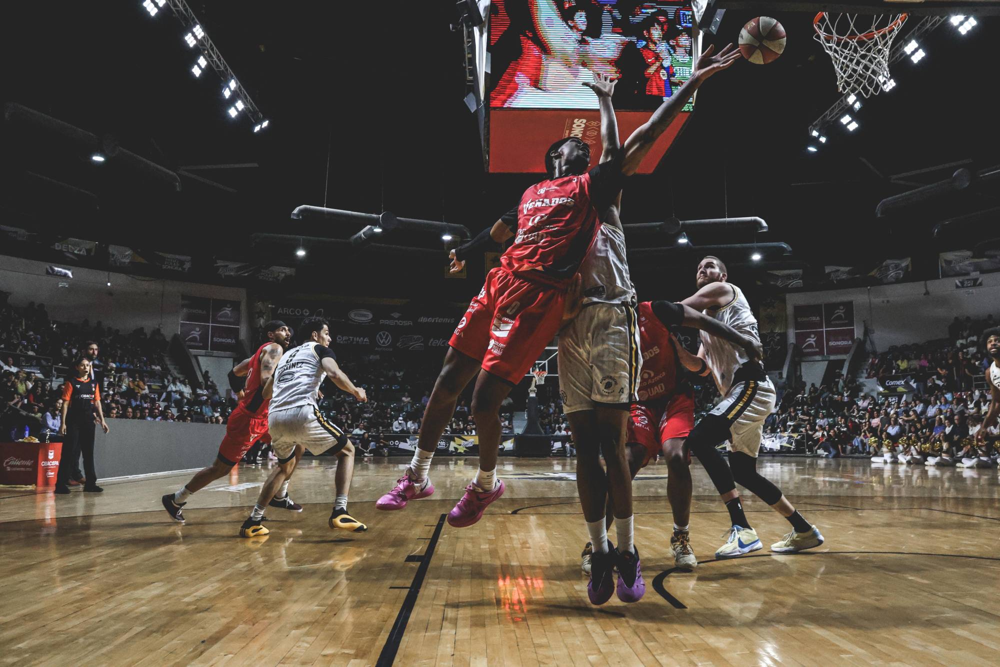 $!Venados Basketball no puede mantener la ventaja y cae en el primero de la serie ante Rayos