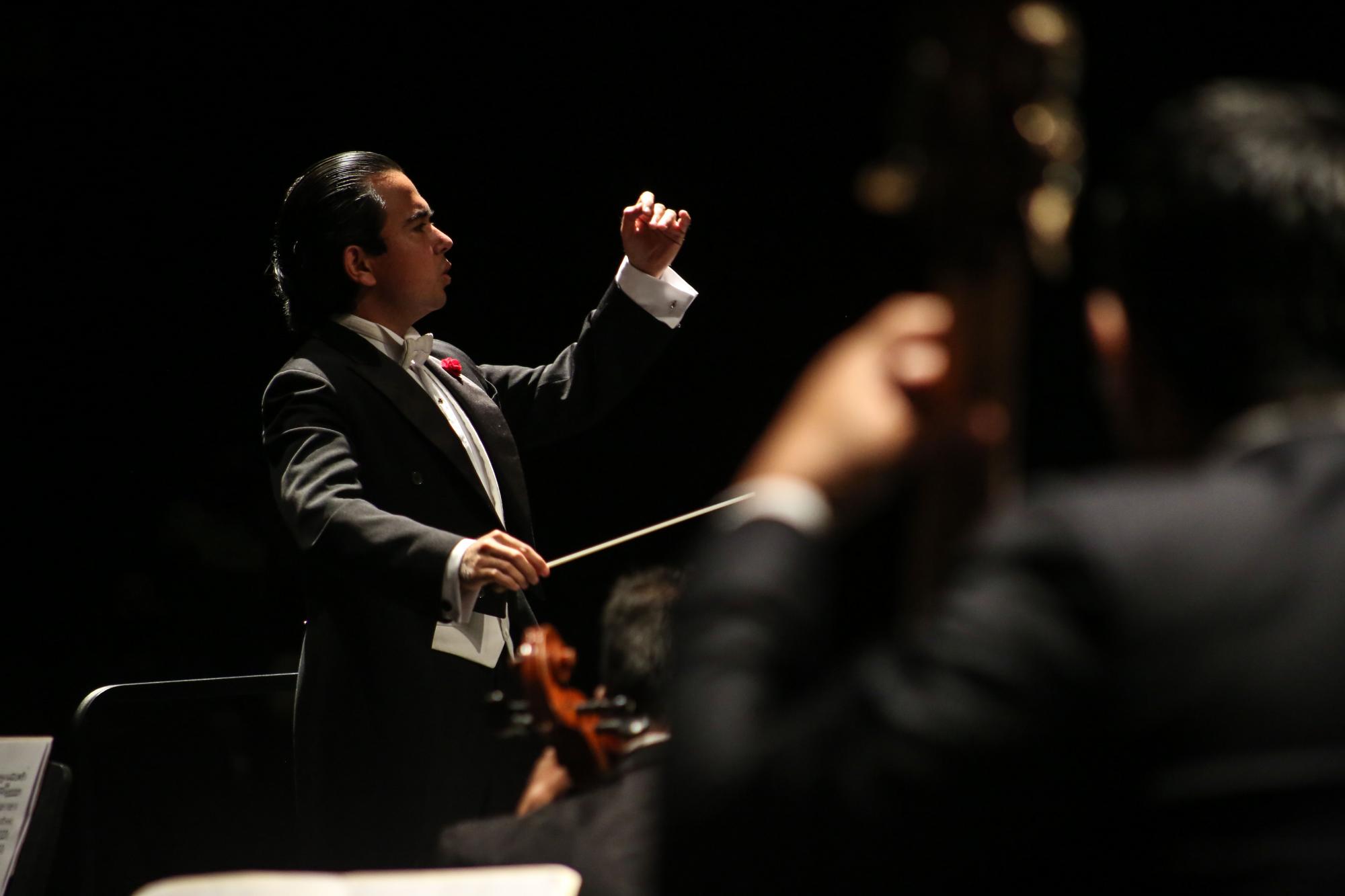 $!Jacob Tapia fue el director huésped de la Orquesta Sinfónica Sinaloa de las Artes.