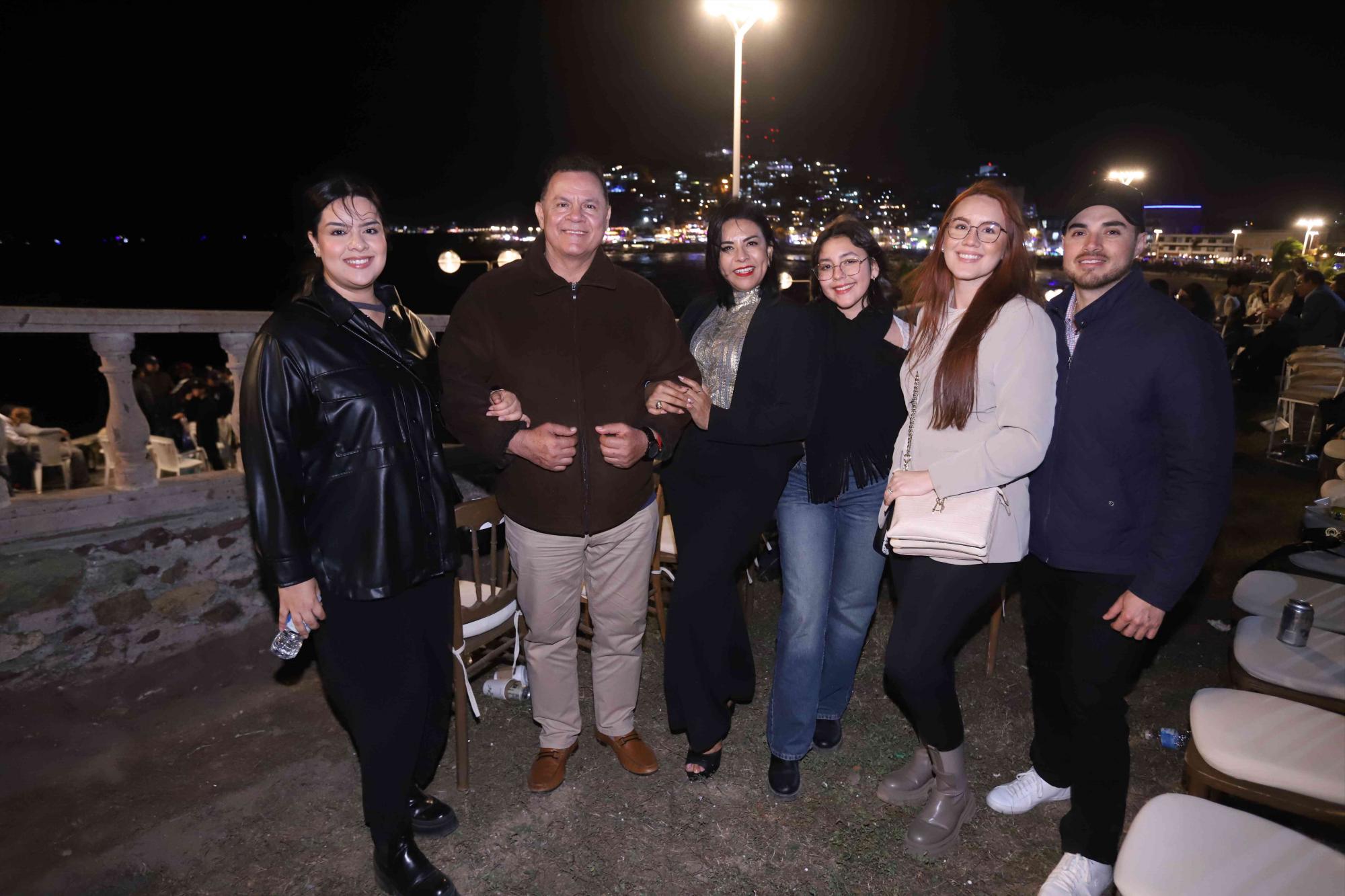 $!Natalia y Melesio Montoya, Guadalupe Estrada, Lesly Ibáñez, Melissa Montoya y Walter García.