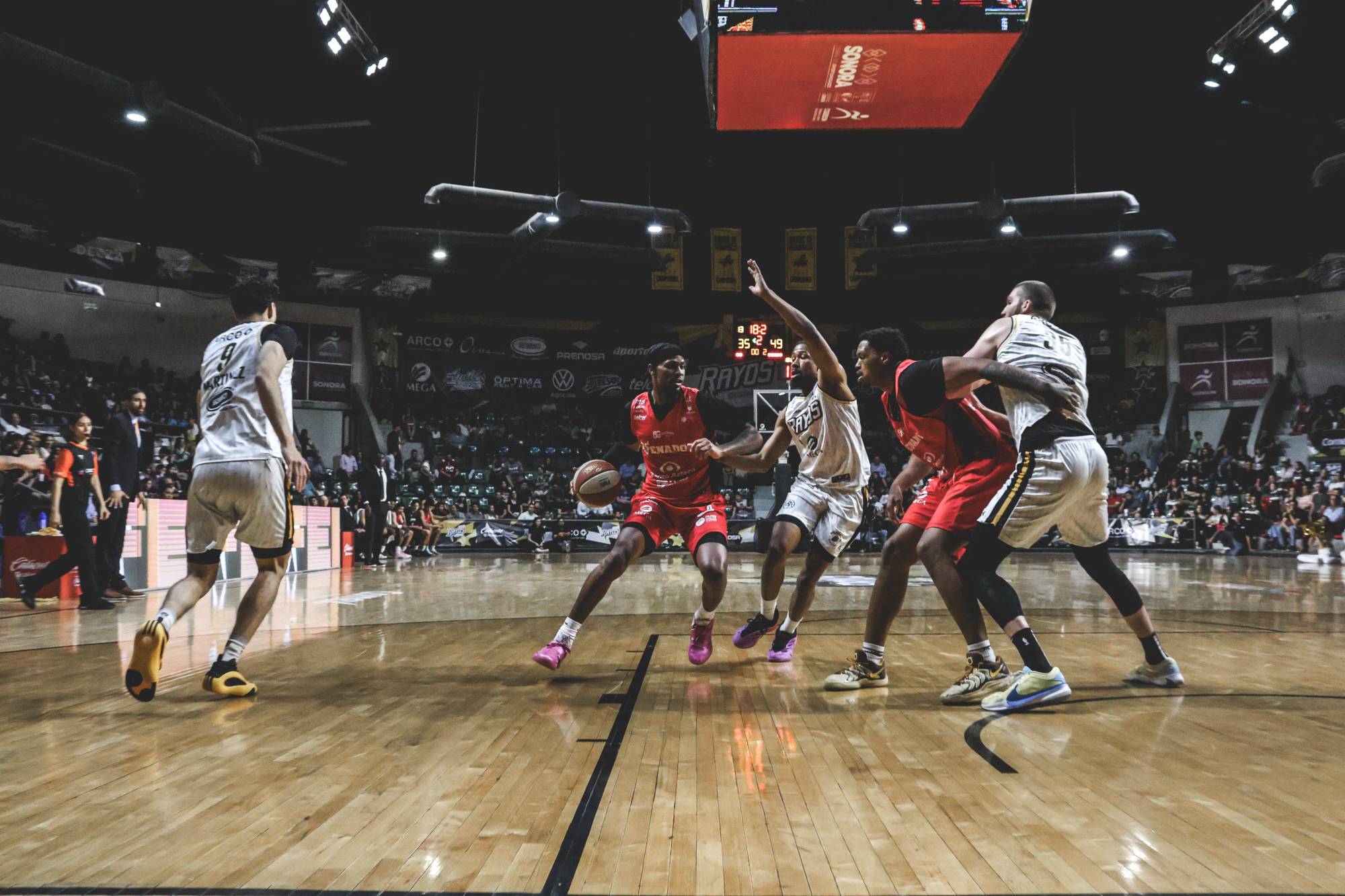 $!Venados Basketball no puede mantener la ventaja y cae en el primero de la serie ante Rayos