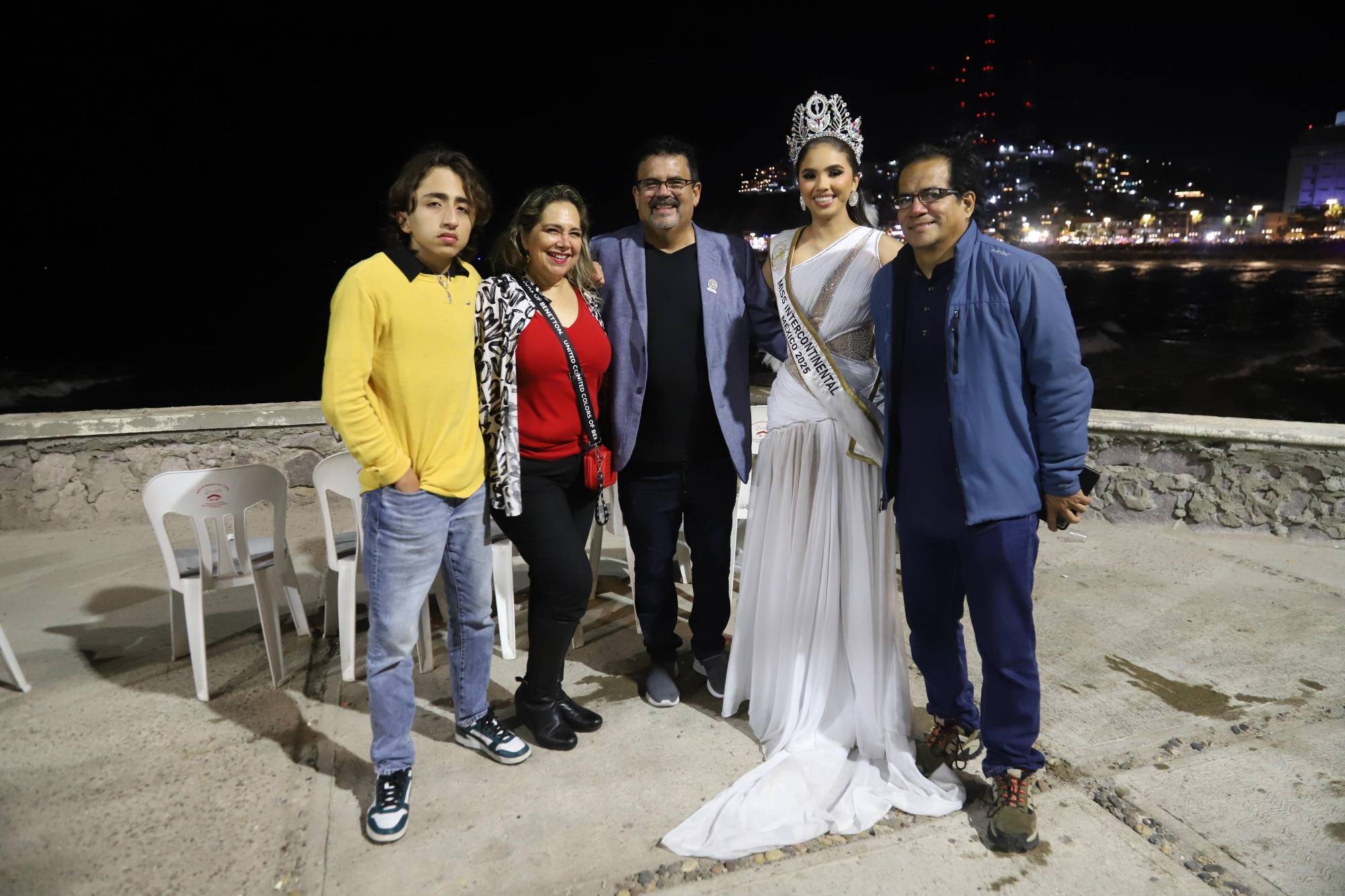$!Ian Rainieri Rodríguez, Karla Valero de Rodríguez, Juan José Rodríguez, Carolina Ruelas, Miss Intercontinental México 2025 y el poeta morelense Ricardo Venegas Pérez, ganador del Premio Clemencia Isaura de Poesía 2026.