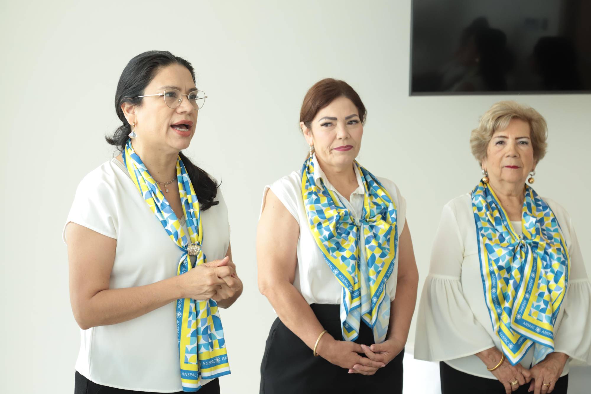 $!Guillermina García en compañía de Elizabeth Peraza y Lucy Calleros de Soto, expresó unas palabras a las presentes, a quienes felicitó por su logró e invitó a continuar con este apostolado.