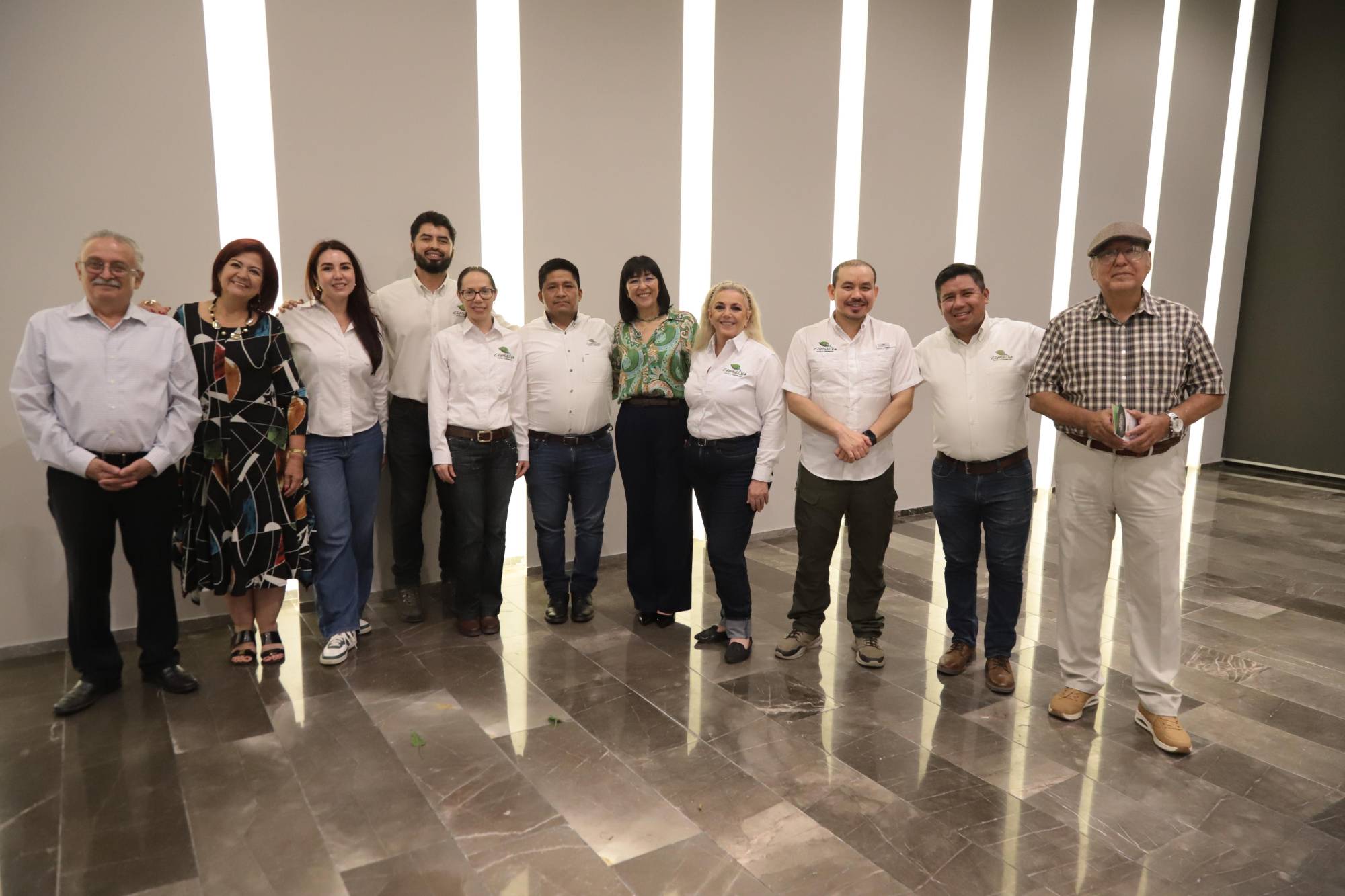 $!El equipo de Conselva se toma la fotografía del recuerdo con algunos de sus invitados.