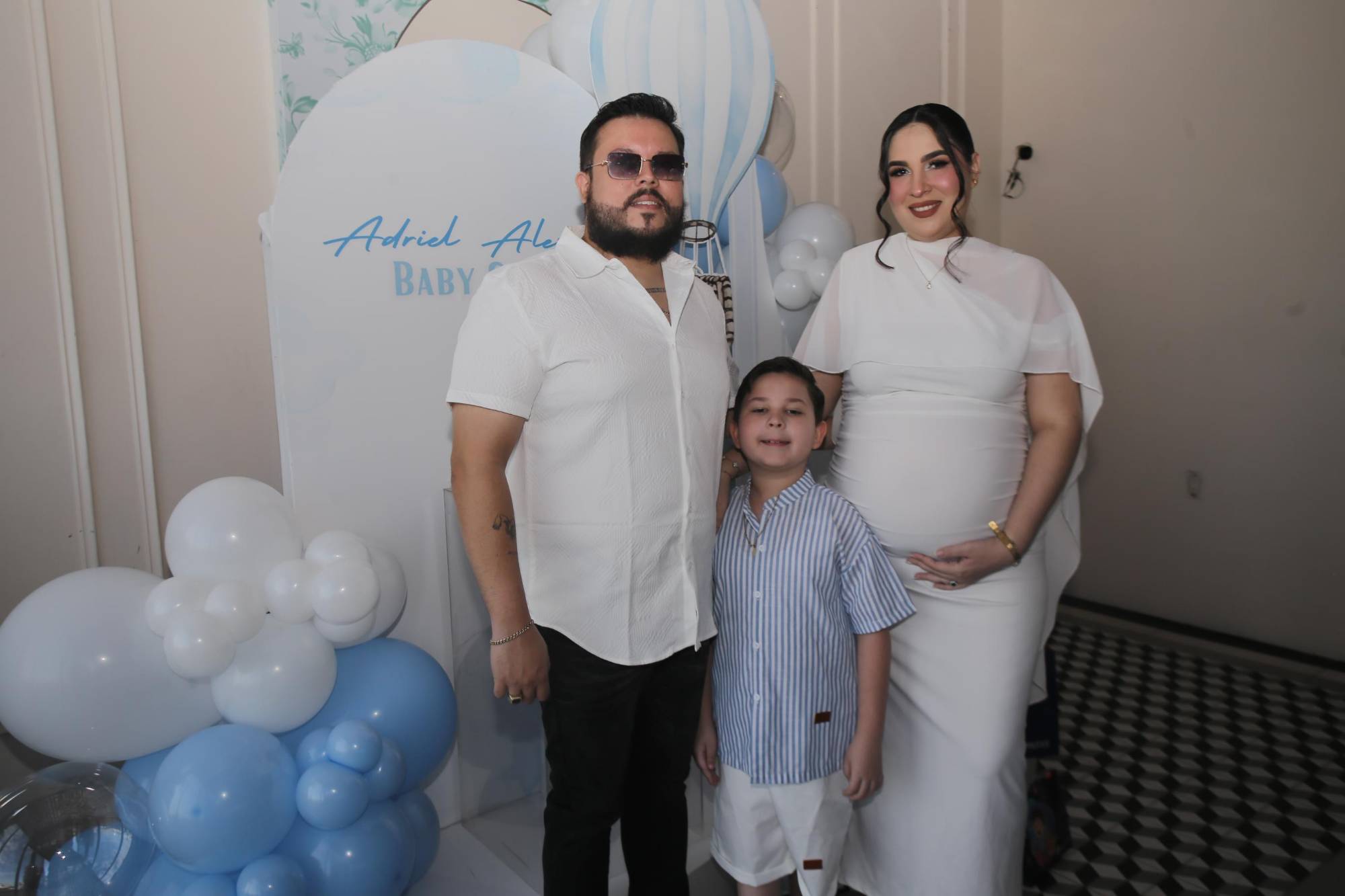 $!Agustín Enrique Ramírez Romo, Selene Ochoa Sánchez y Agustín Damián, esperan con amor al cuarto integrante de la familia.