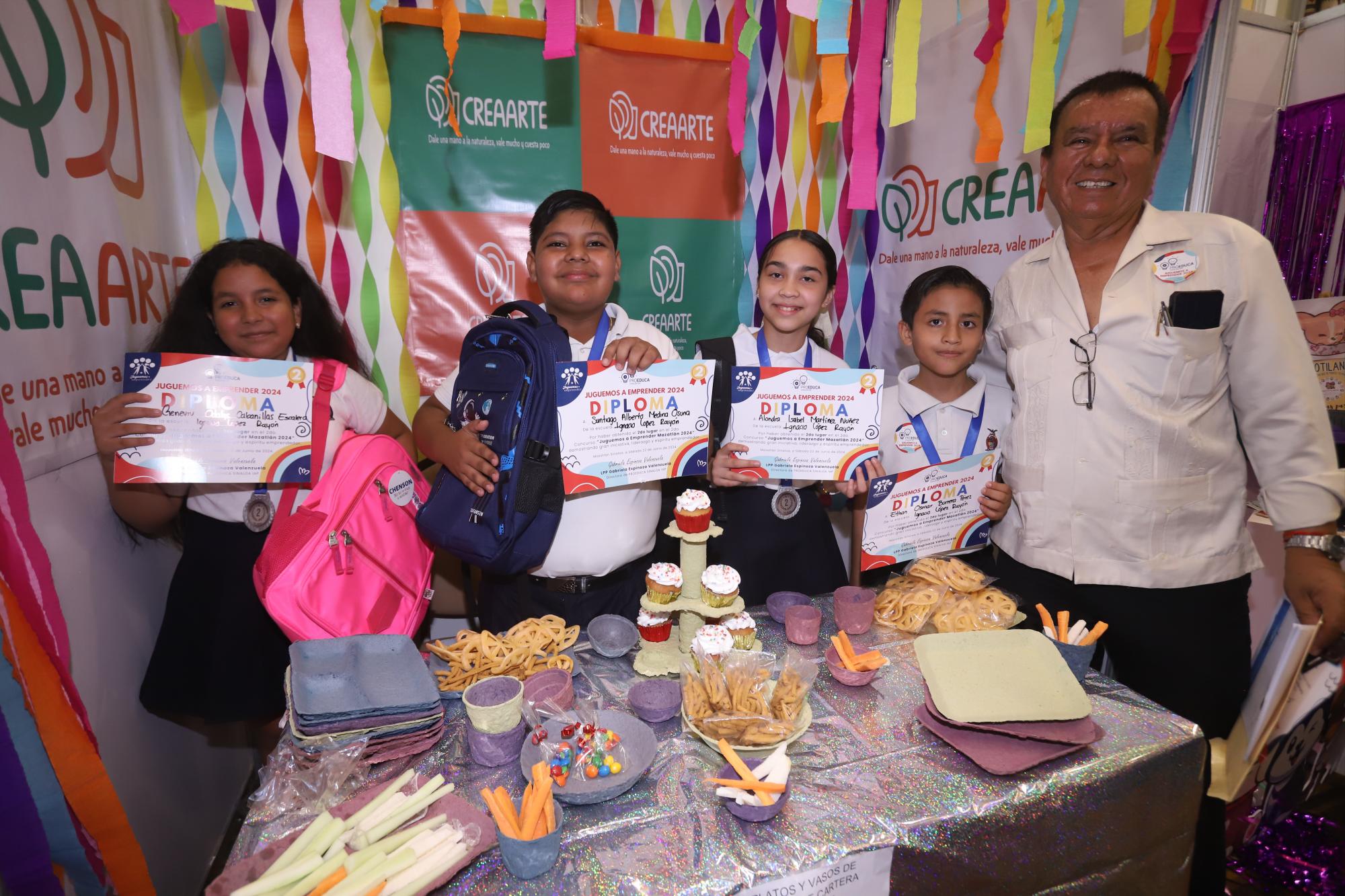 $!Genevir Cabanillas, Santiago Medina, Alejandra Isabel Martínez, Ethan Osmar Barrera y el director Francisco Acosta, de la López Rayón con “Creaarte”, obtienen el segundo lugar.