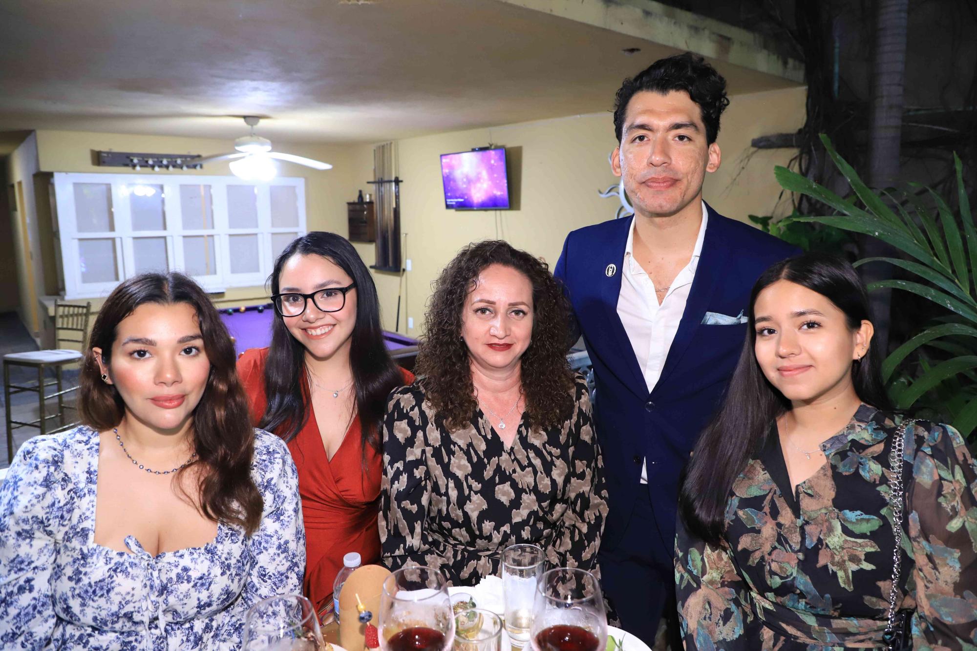 $!Mariana Portillo, Yamile Sainz, Elizabeth Pérez, Edwin González y Karlibeth Romero.