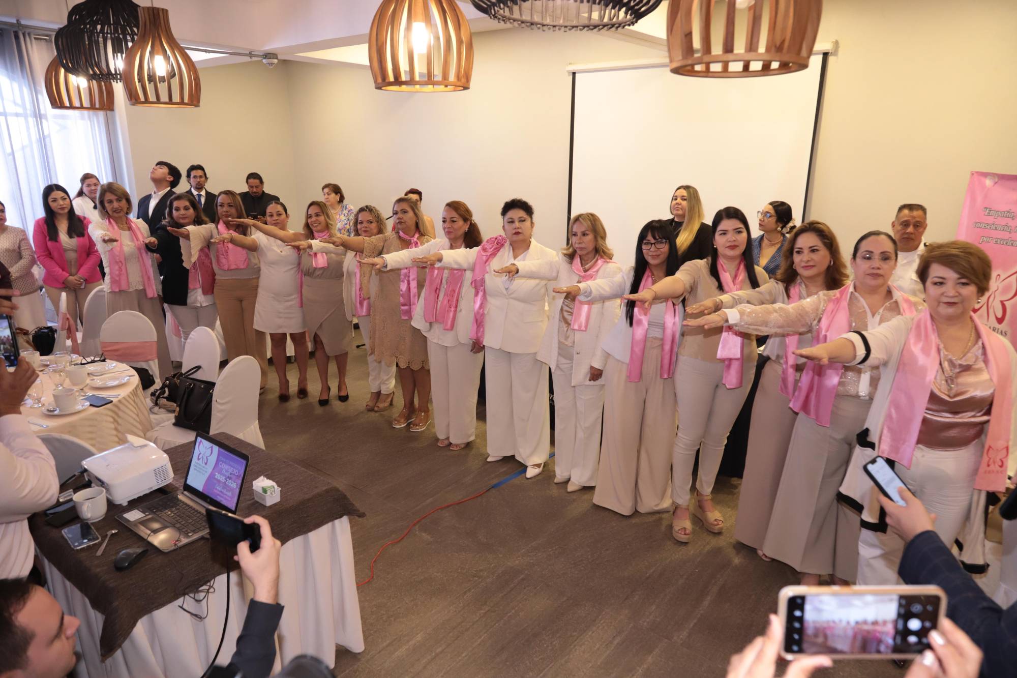 $!El nuevo Consejo Directivo de la Asociación de Empresarias Ejecutivas de Sinaloa para el periodo 2025-2026 al momento de rendir protesta.