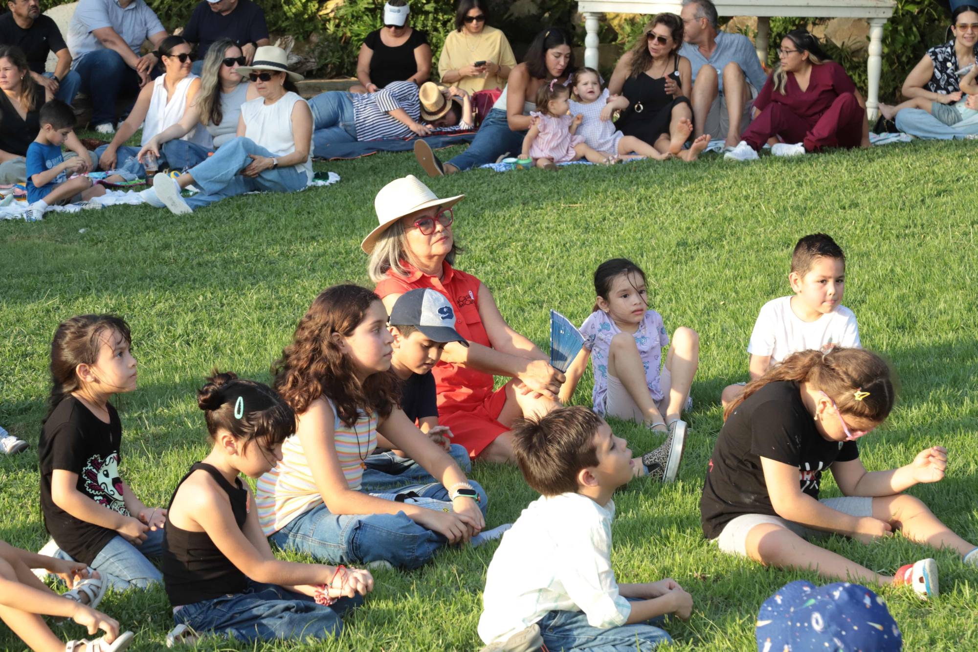 $!Laura Medina, fundadora de La Casa del Caracol, entre los niños.