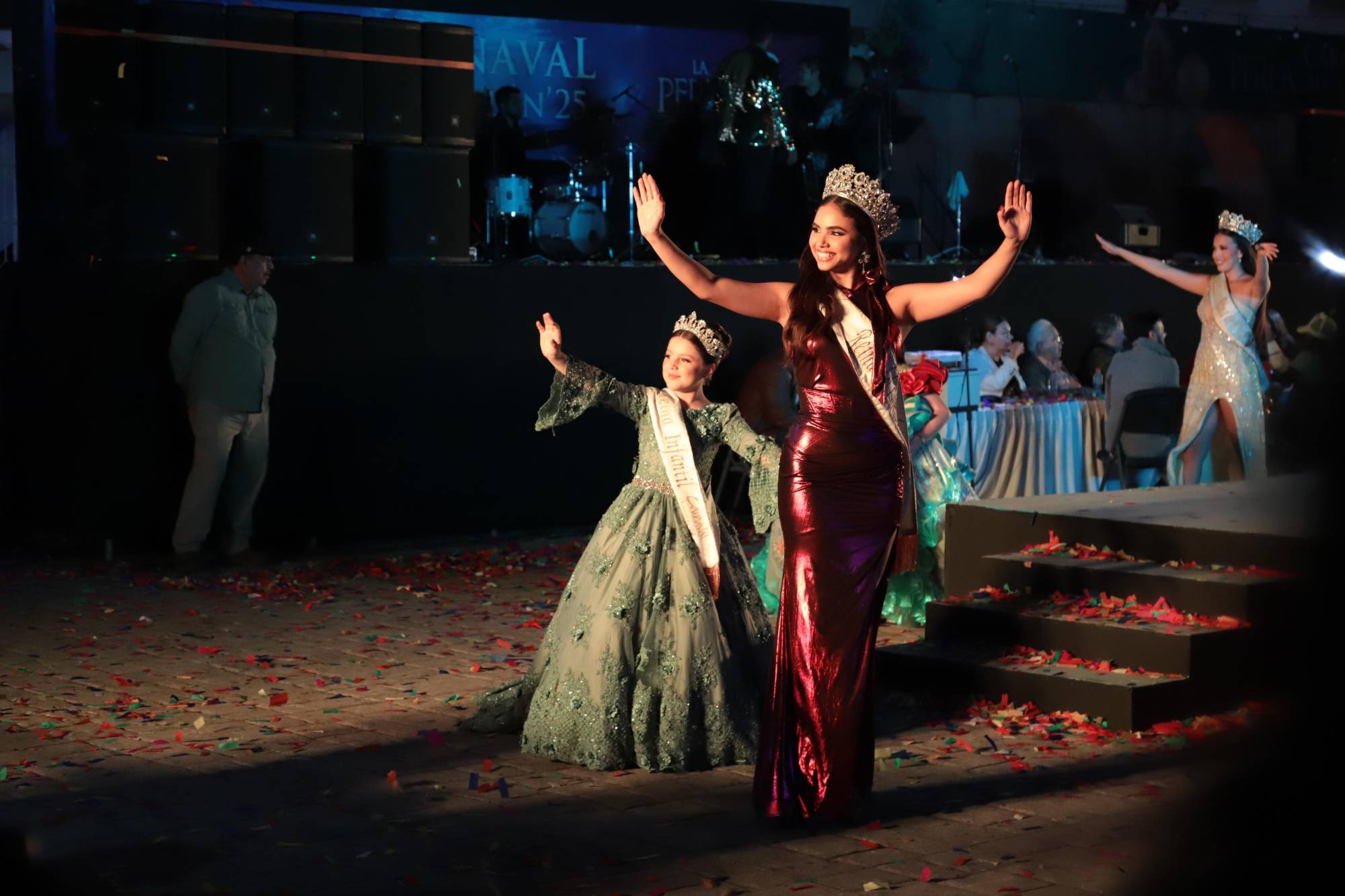 $!María Paula Velarde y Carolina Ruelas, Reina Infantil y Reina del Carnaval de Mazatlán 2024, respectivamente, saludan al público.