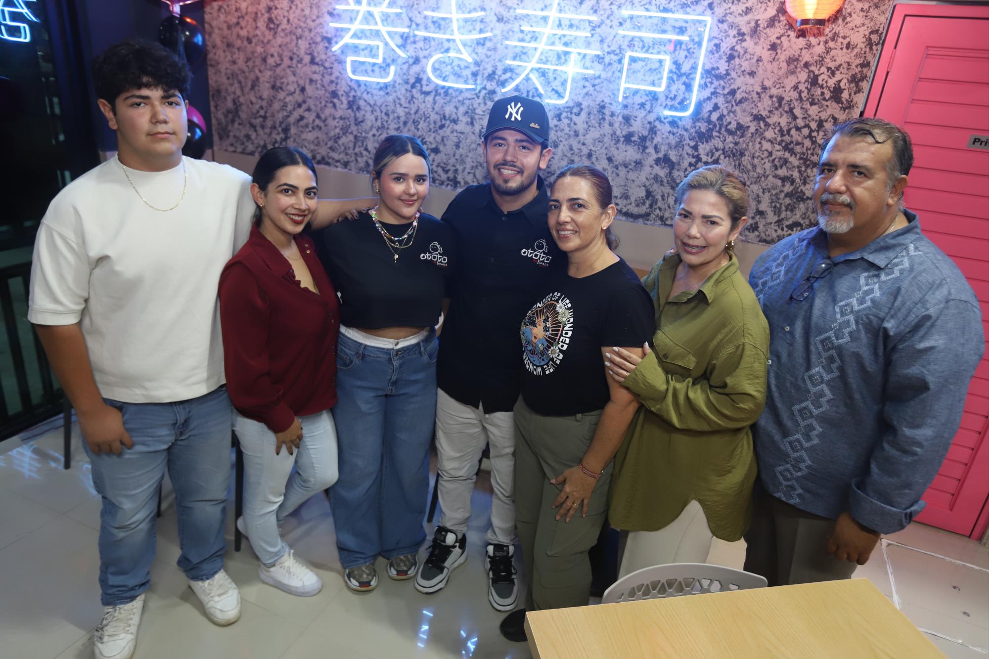 $!Rodolfo Rodríguez Peraza en compañía de su familia.