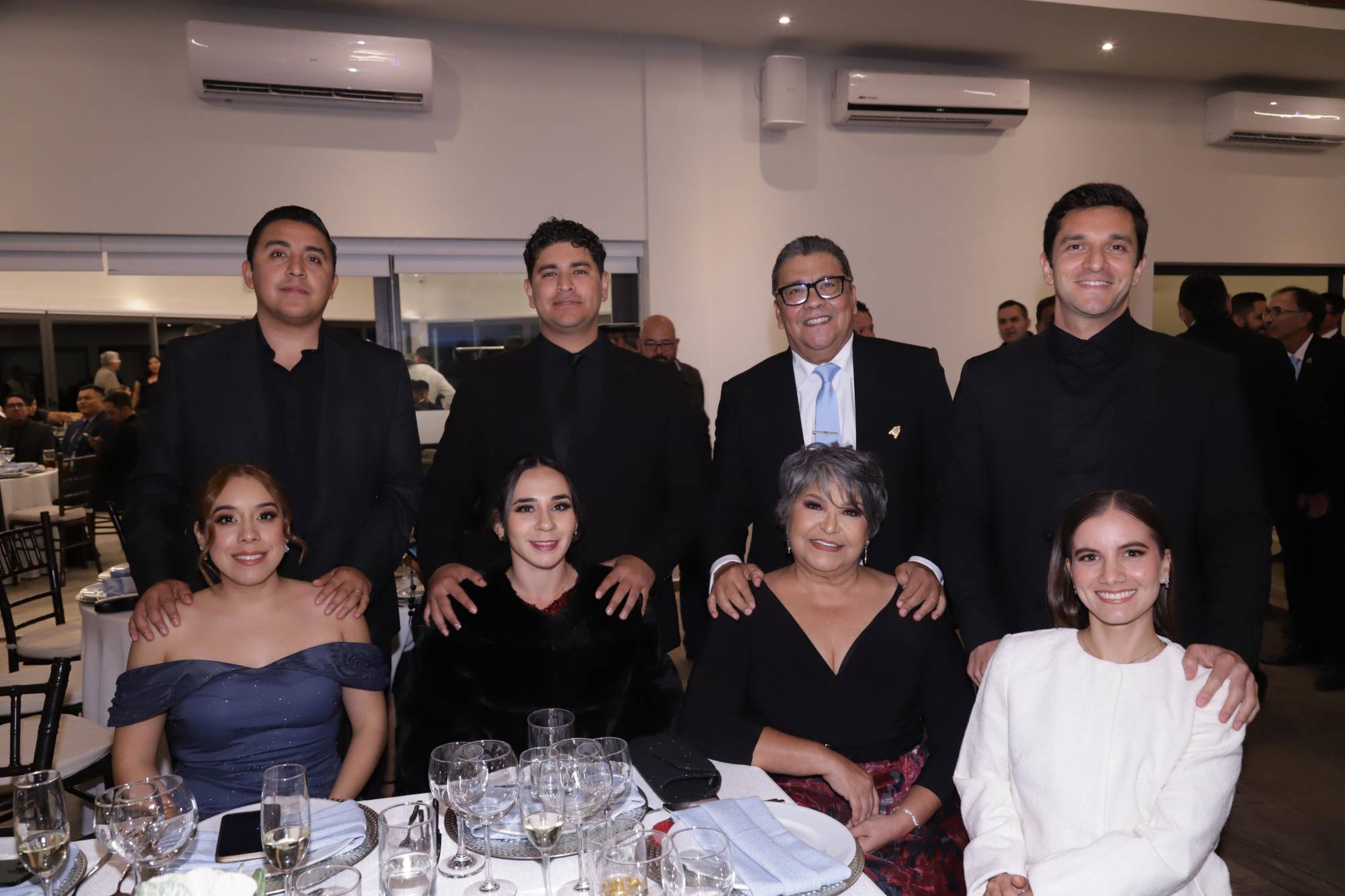 $!El nuevo presidente Jesús Antonio Espinoza Sanabria entre sus familiares. Sus hijos, Rodolfo, Samuel y José Antonio; las jóvenes, Perla Ruiz y Belen Tirado; su esposa, Ana María Abud y Loreti Bojórquez.
