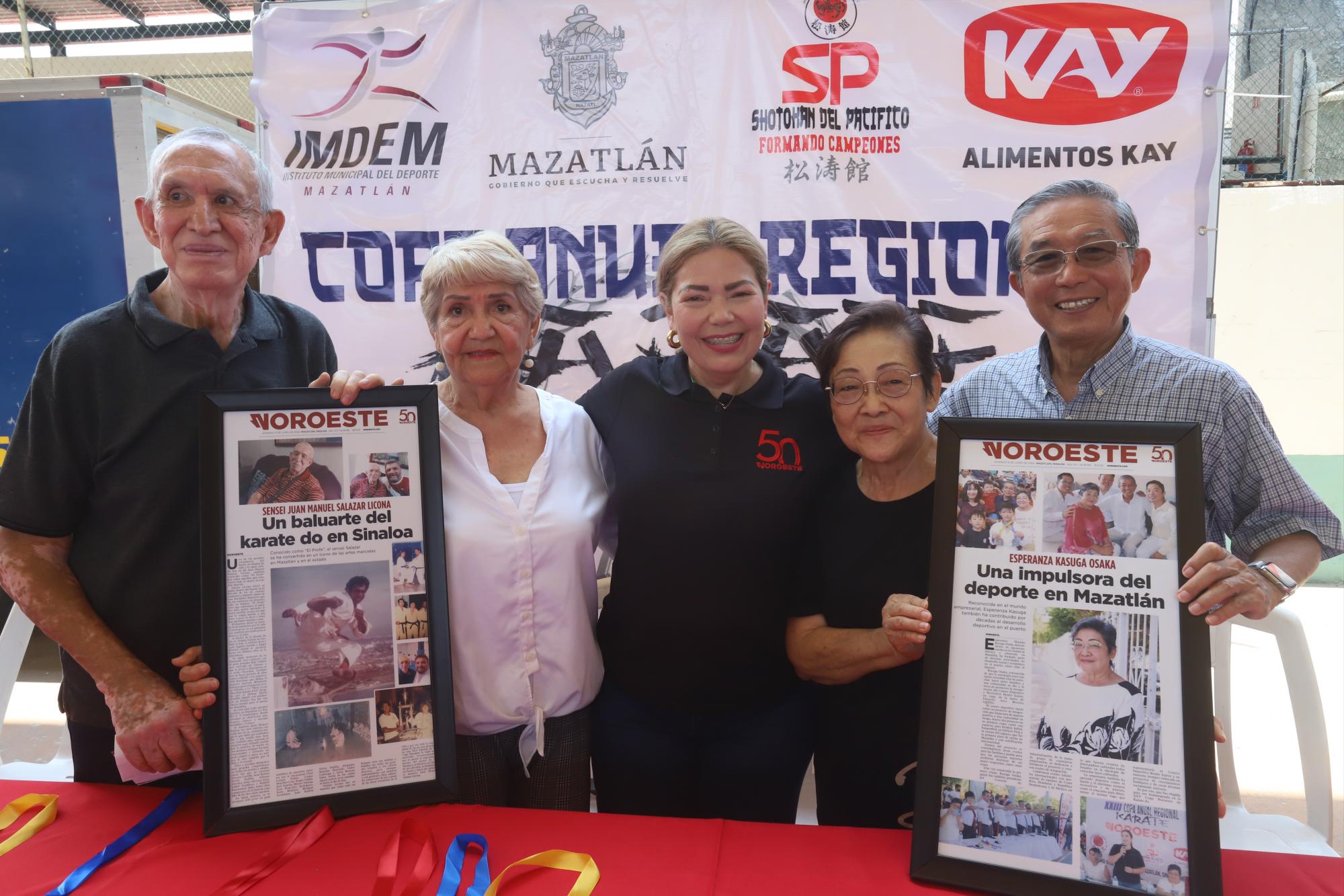 $!Elizabeth Peraza Mendoza, directora ejecutiva de Editorial Noroeste, entre los homenajeados Juan Manuel Salazar Licona y Esperanza Kasuga, y sus respectivos esposos, Elisa Gómez de Salazar y Tsutomu Yoshii.