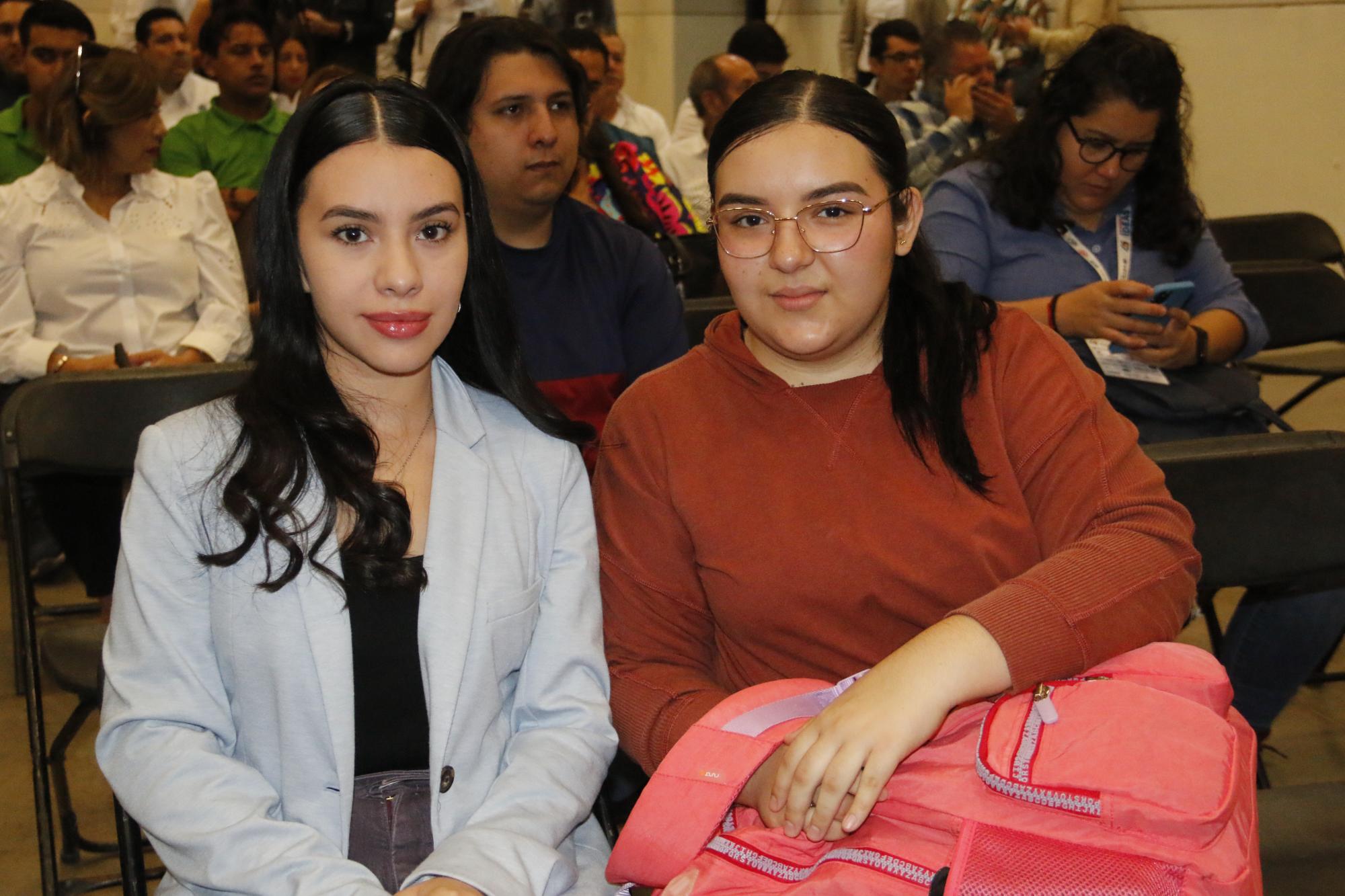 $!Teoxari Barraza y Yuritzi Guerrero, alumnas de la Facultad de Administración y Contaduría, acudieron a la muestra.