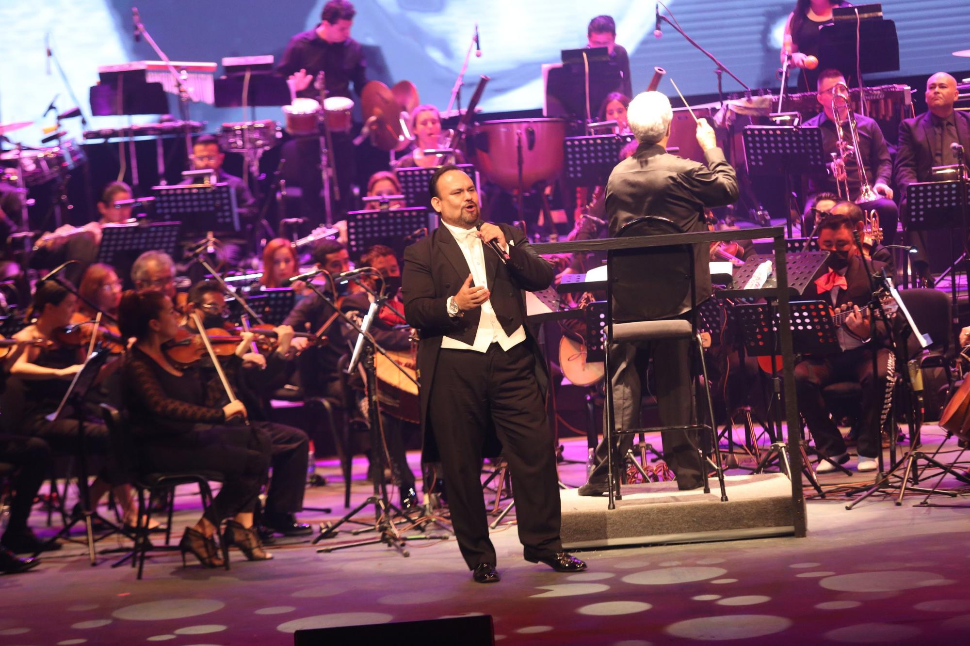 $!El tenor navolatense José Manuel Chu deleitó a los presentes con su voz.