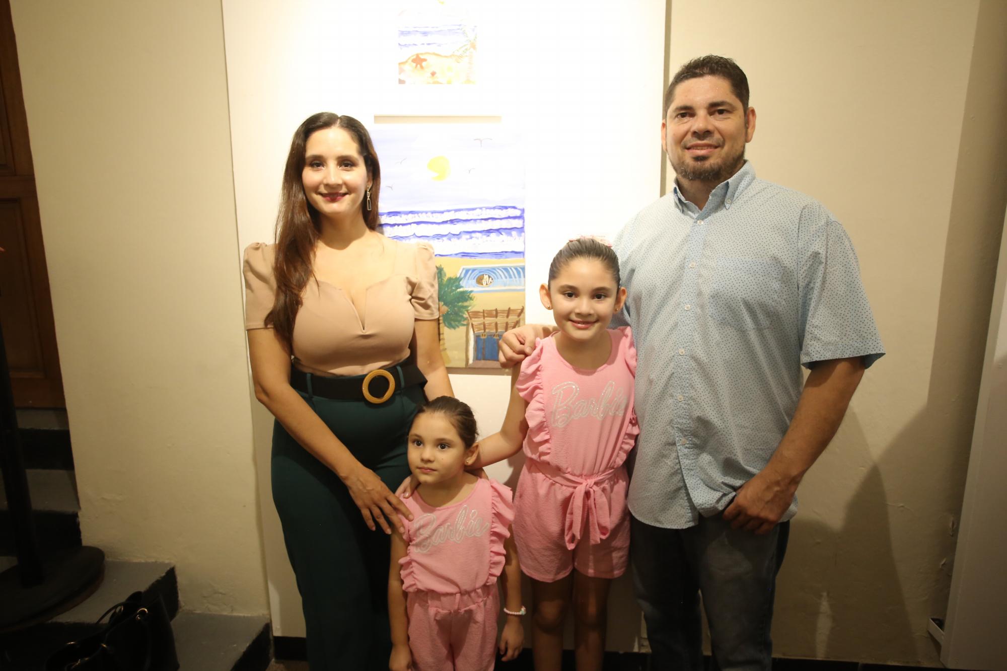 $!Regina Manríquez entre sus padres, Maribel Vizcarra e Imanuel Manríquez, y su hermana, Alondra.