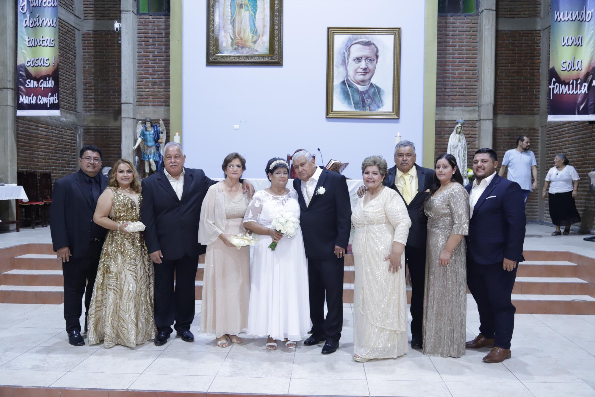 $!Los novios entre sus padrinos, José Ángel Ibarra, María Elena Gallardo, Jesús Guzmán, Guadalupe Palacios, María Fausto, Carlos Guzmán, Dinorah Montaño y Carlos Ibarra.