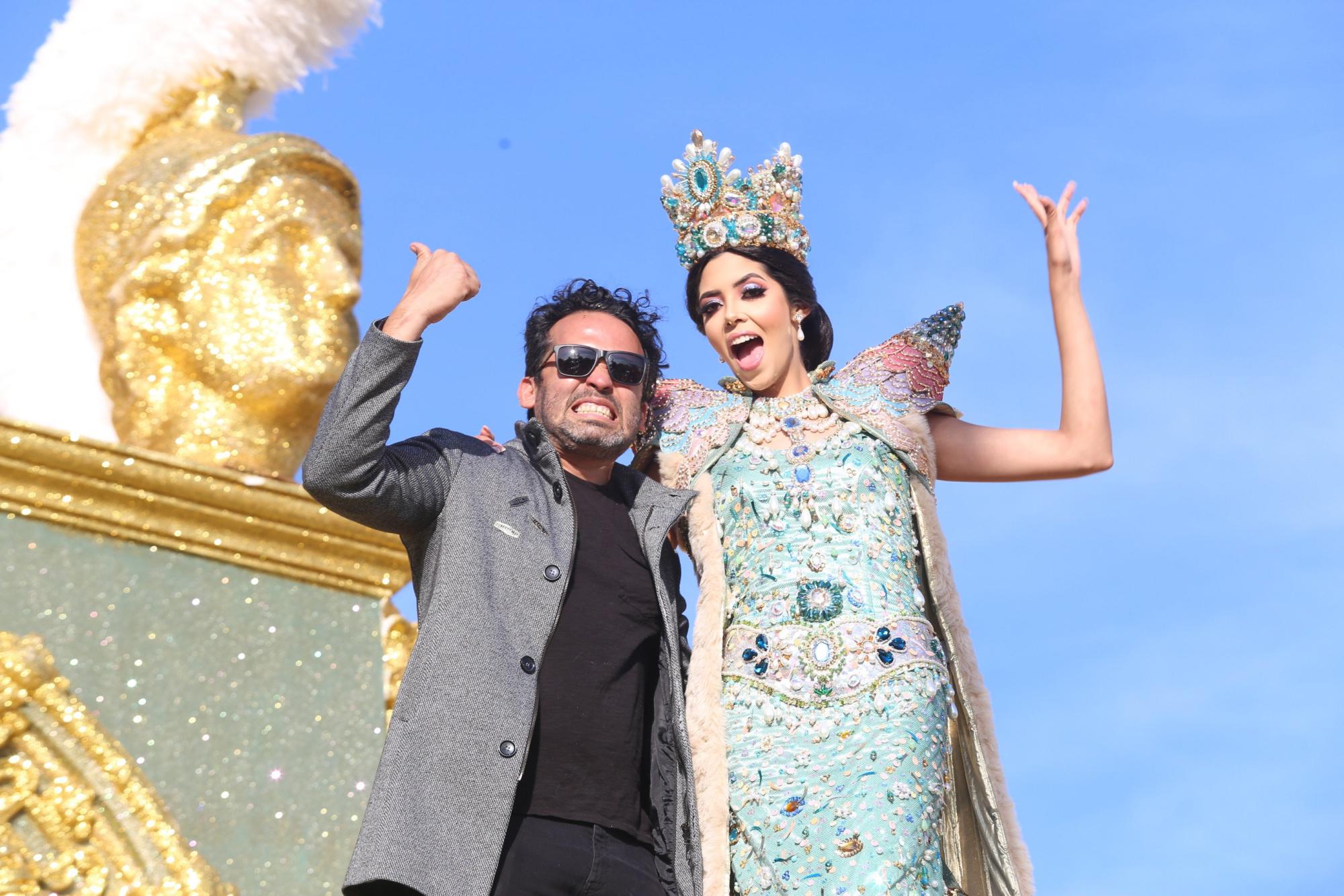 $!El creador de carrozas Ocean Rodríguez junto a Carolina Pérez, Reina del Carnaval 2022.