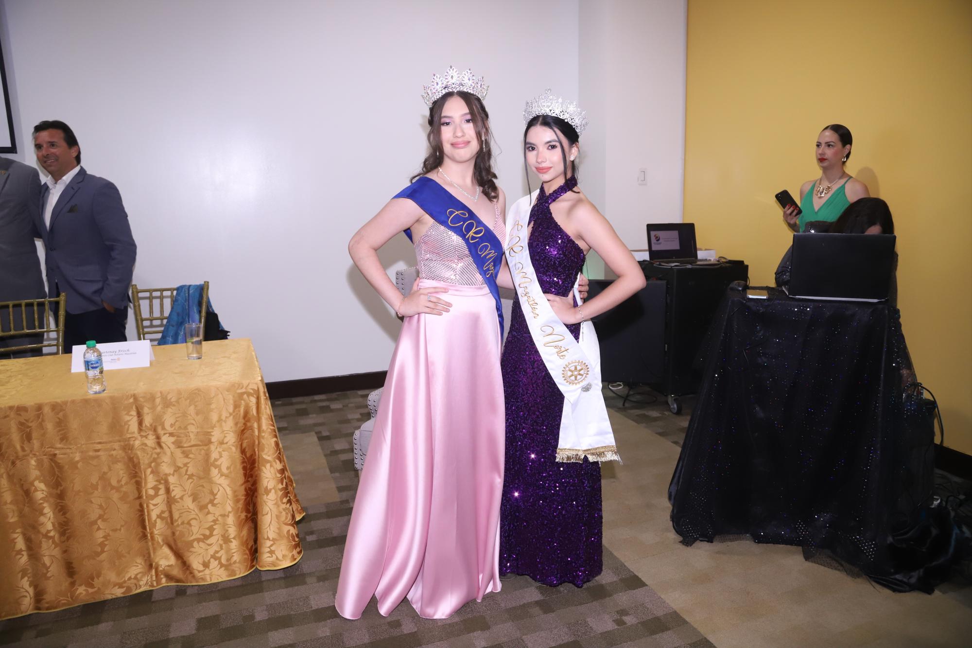 $!Isis Amelí Domínguez y Alejandra Arreola, reina entrante y saliente del club, respectivamenter.