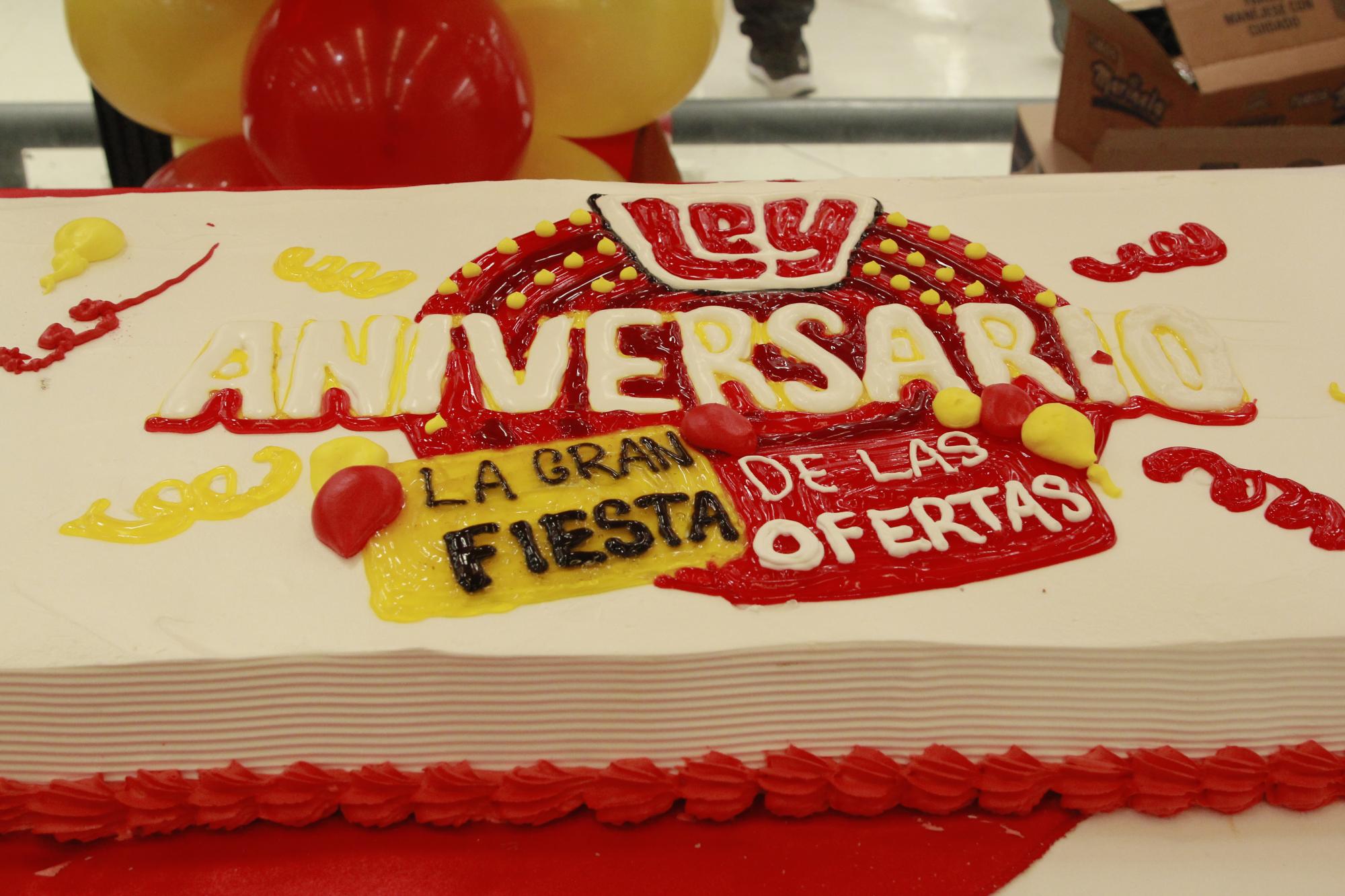 $!Cumple Casa Ley 68 años de existencia y celebra con pastel de 13 metros en Culiacán