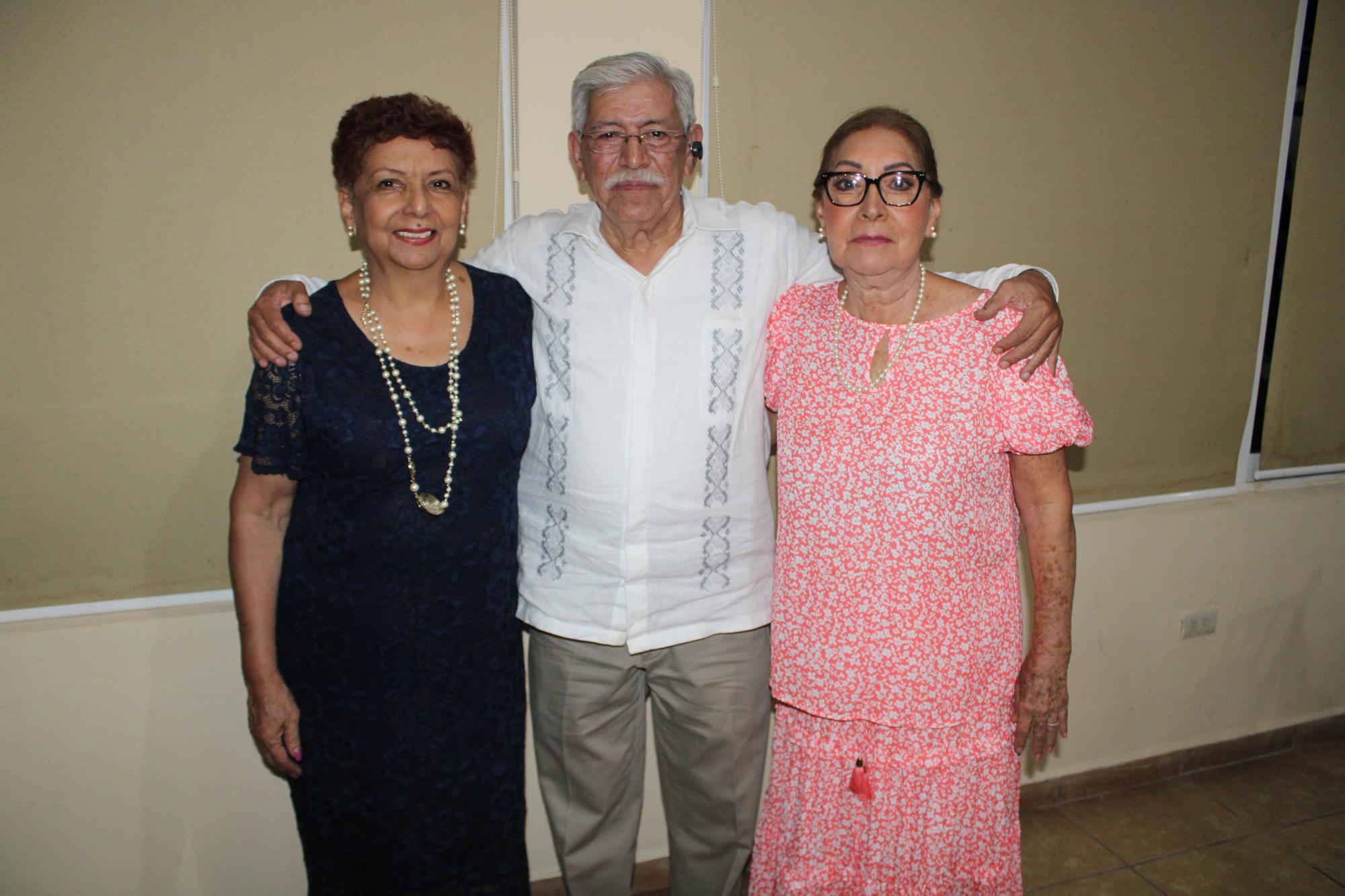 $!Los organizadores de este reencuentro fueron Guadalupe Sánchez Osuna, Gilberto Solorza Luna y María Estela Uribe Uzárraga.