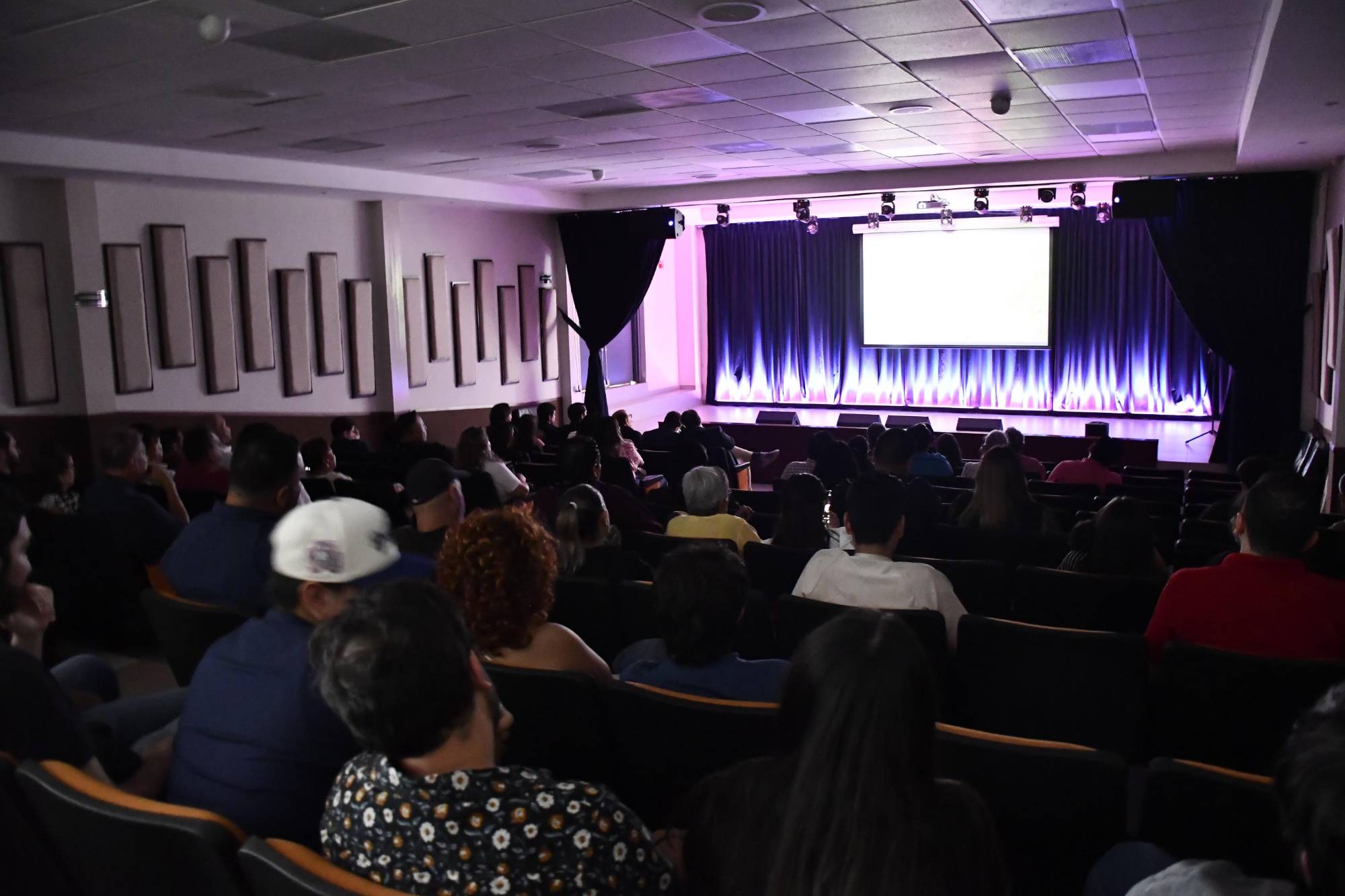 $!La proyección del documental se llevó a cabo en el Teatro Estudio de Radio UAS.