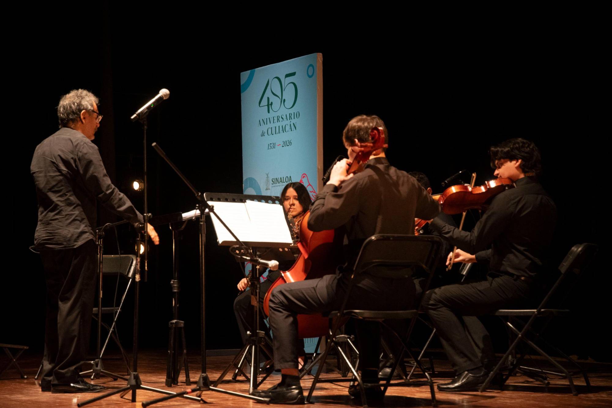 $!Jóvenes de la Orquesta Sinfónica Juvenil del COBAES acompañan al guitarrista.