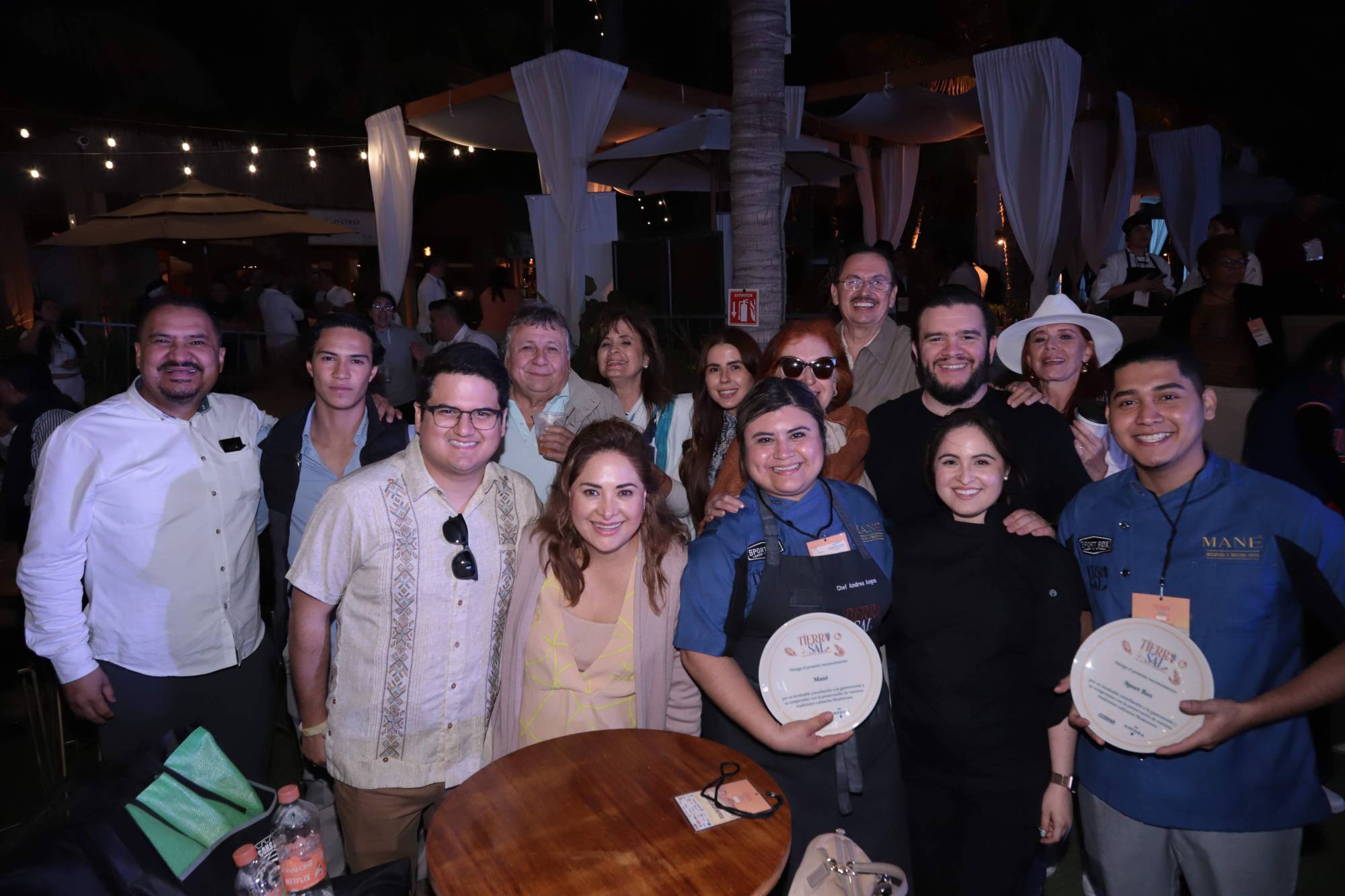 $!Los chef del restaurante Mane recibieron reconocimiento, aquí con todo el equipo del restaurante.