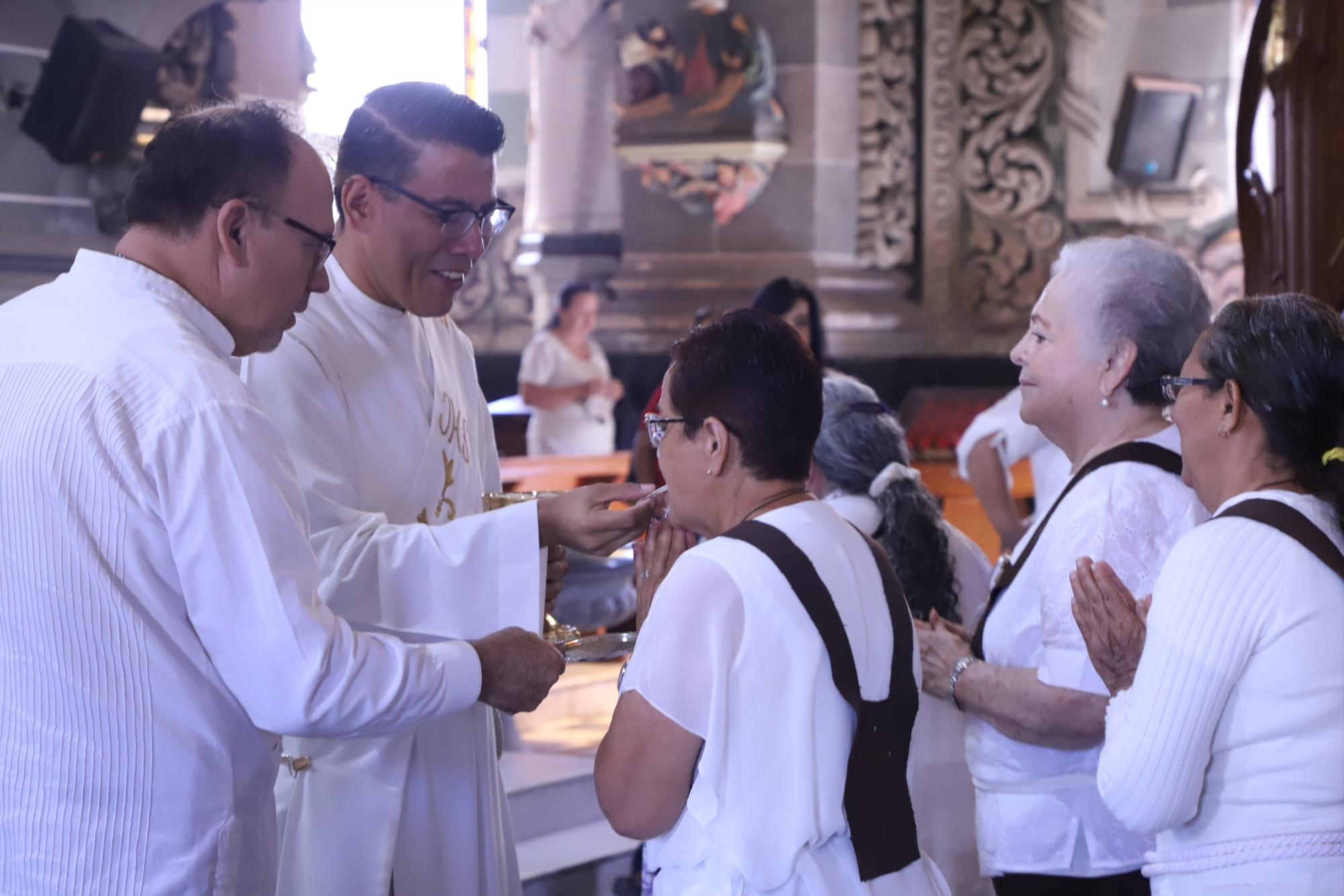 $!Hortesia Hernández al momento de comulgar.