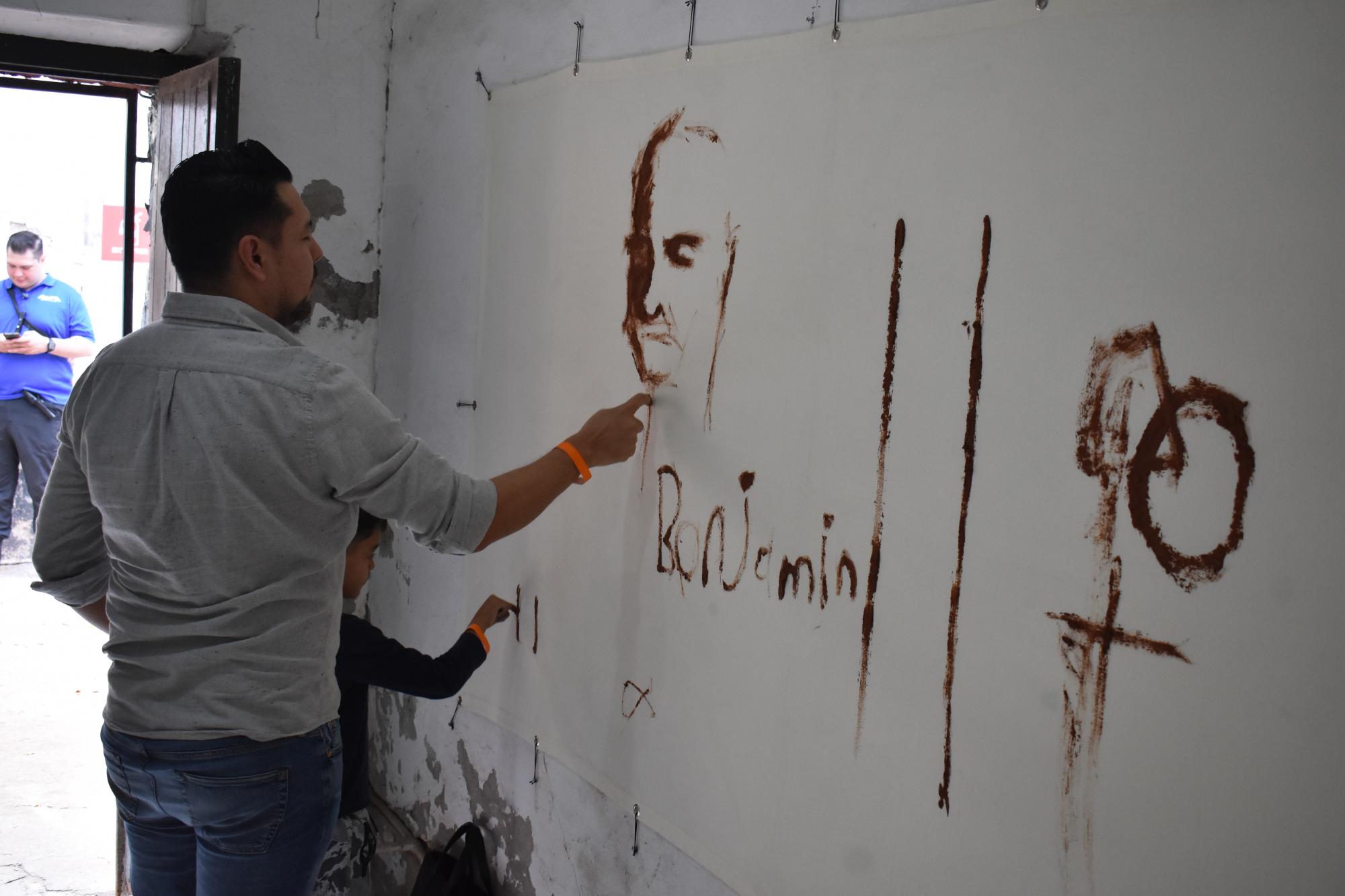 $!El público podía participar pintando con barro.