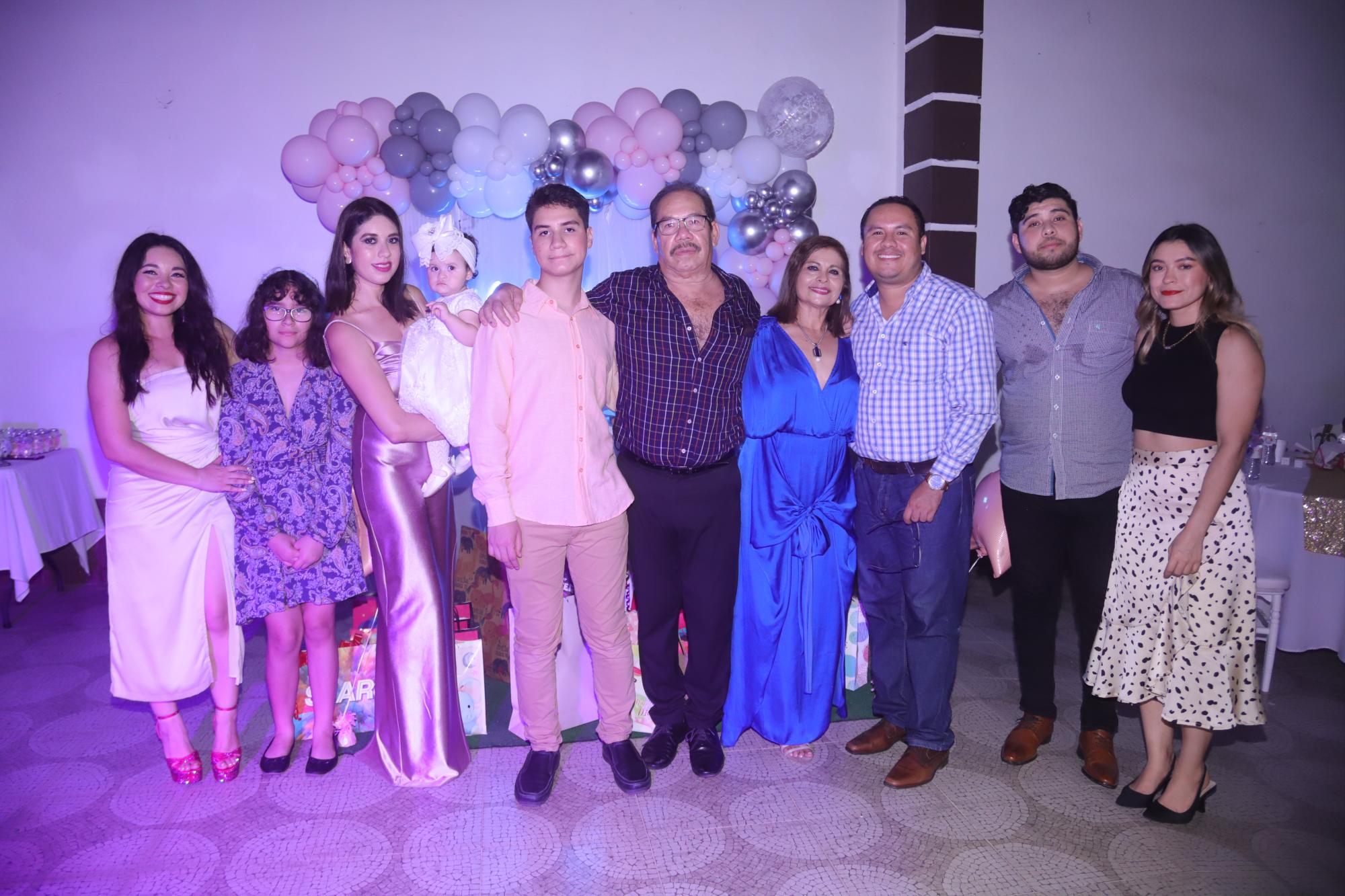 $!Adriana Berenice Morales, Bárbara Morales, Beatriz Alicia Morales Acuña, la pequeña Alicia, Martín Luis Morales, Martín Luis Morales Silva, Alicia de Carmen Acuña Morales, Martín Luis Morales, Javier Roberto Morales y Neftali Soberanes.