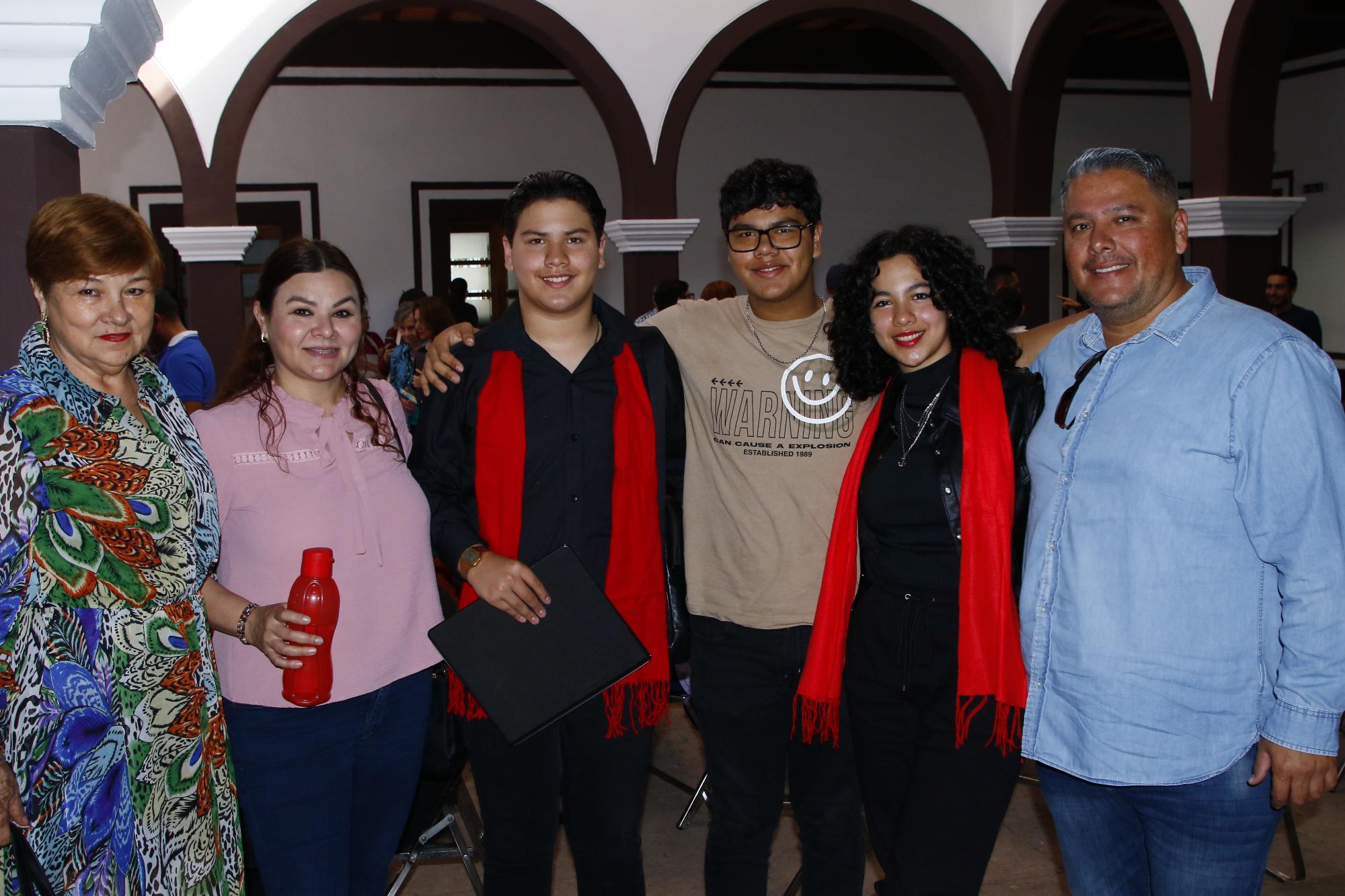 $!Vicky Pérez, Cynthia García, José Carlos Flores, Juan Pablo Flores, Karol Flores y Humberto Flores.