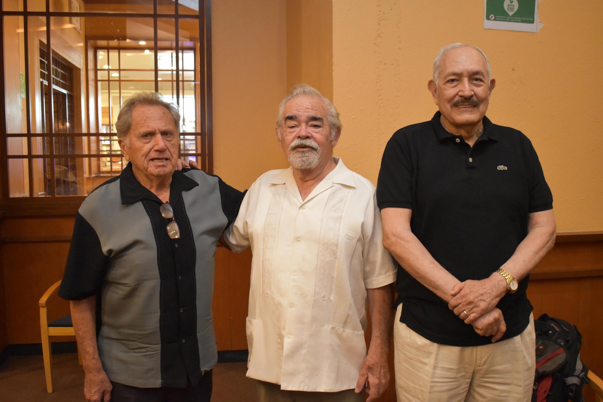 $!Pedro Medina, tesorero; Florencio Medina, secretario, con el presidente Alfredo Covarrubias.