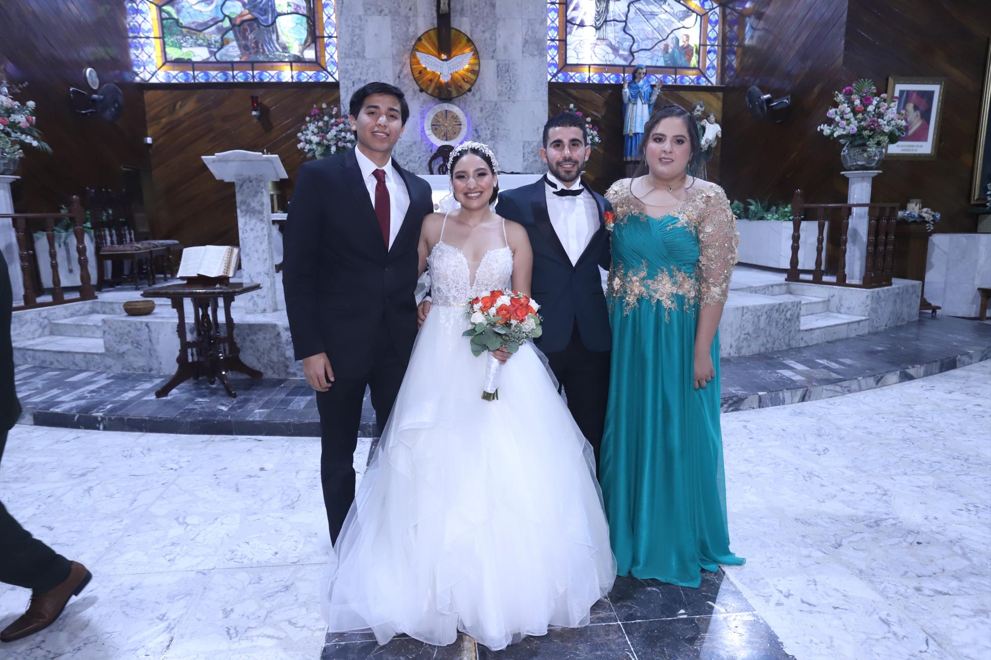 $!Los novios acompañados de Héctor Antonio Hernández Marrujo y María Fernanda Plascencia Marrujo, padrinos de anillos.
