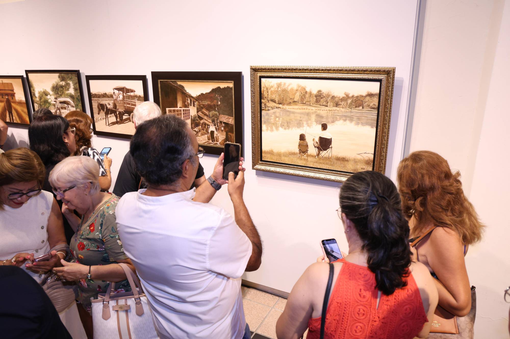 $!La muestra reúne diversas técnicas y estilos que evocan recuerdos y escenas del pasado.