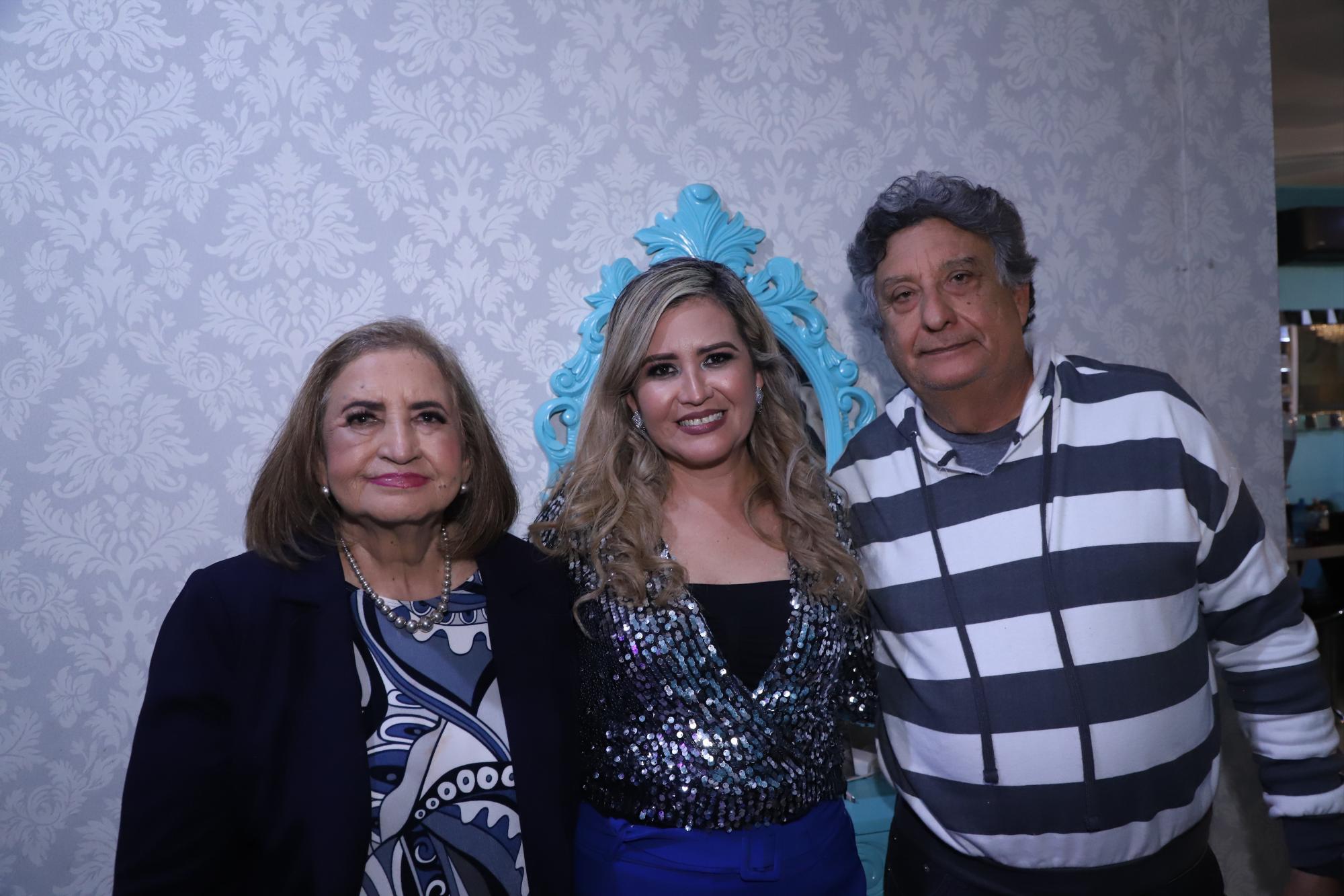 $!Brianda entre sus padres, María Elena Noriega González y Ramón Peraza Vizcarra.