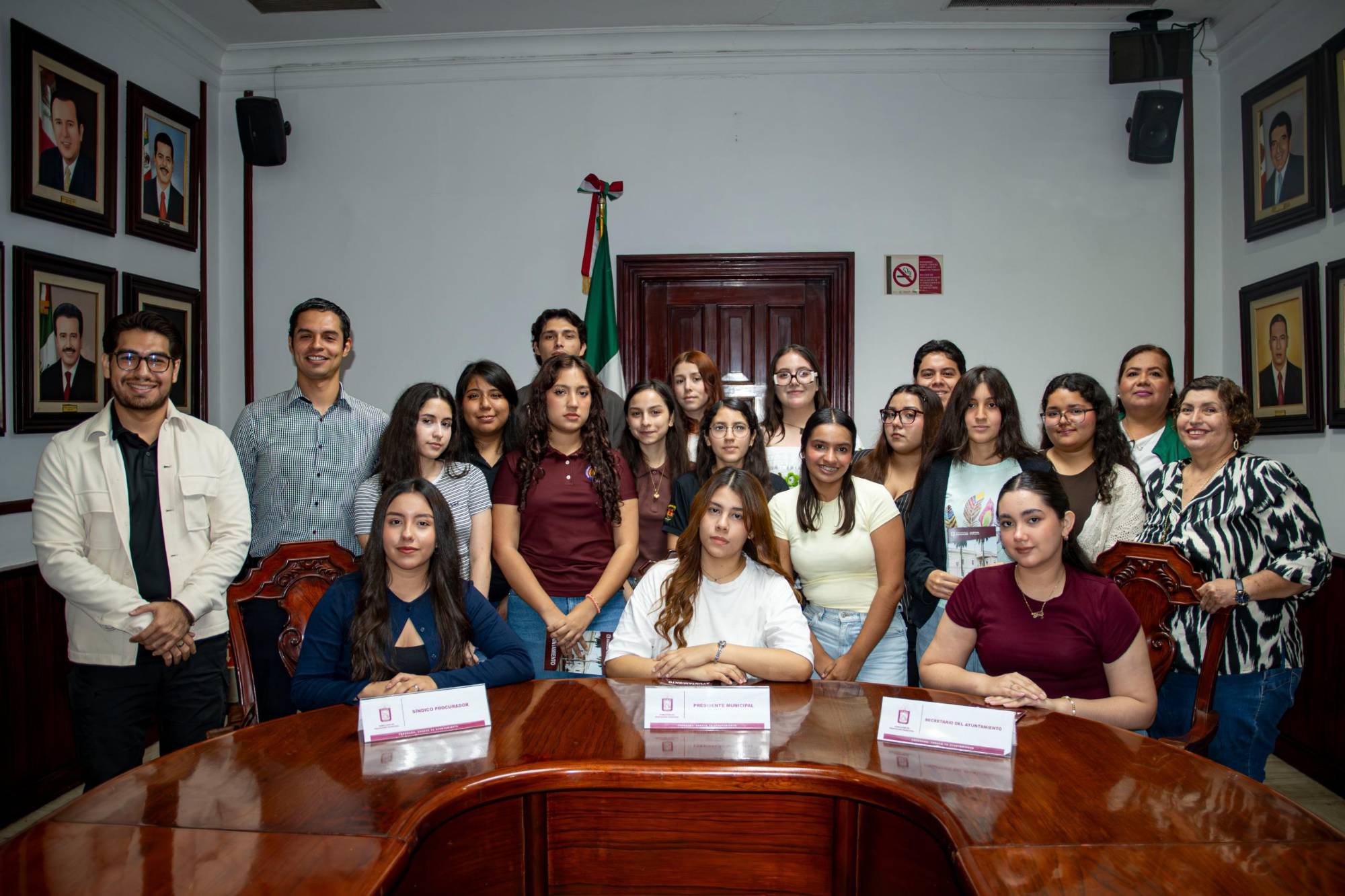 $!Estudiantes de la UAS simulan Cabildo en su visita al Palacio Municipal